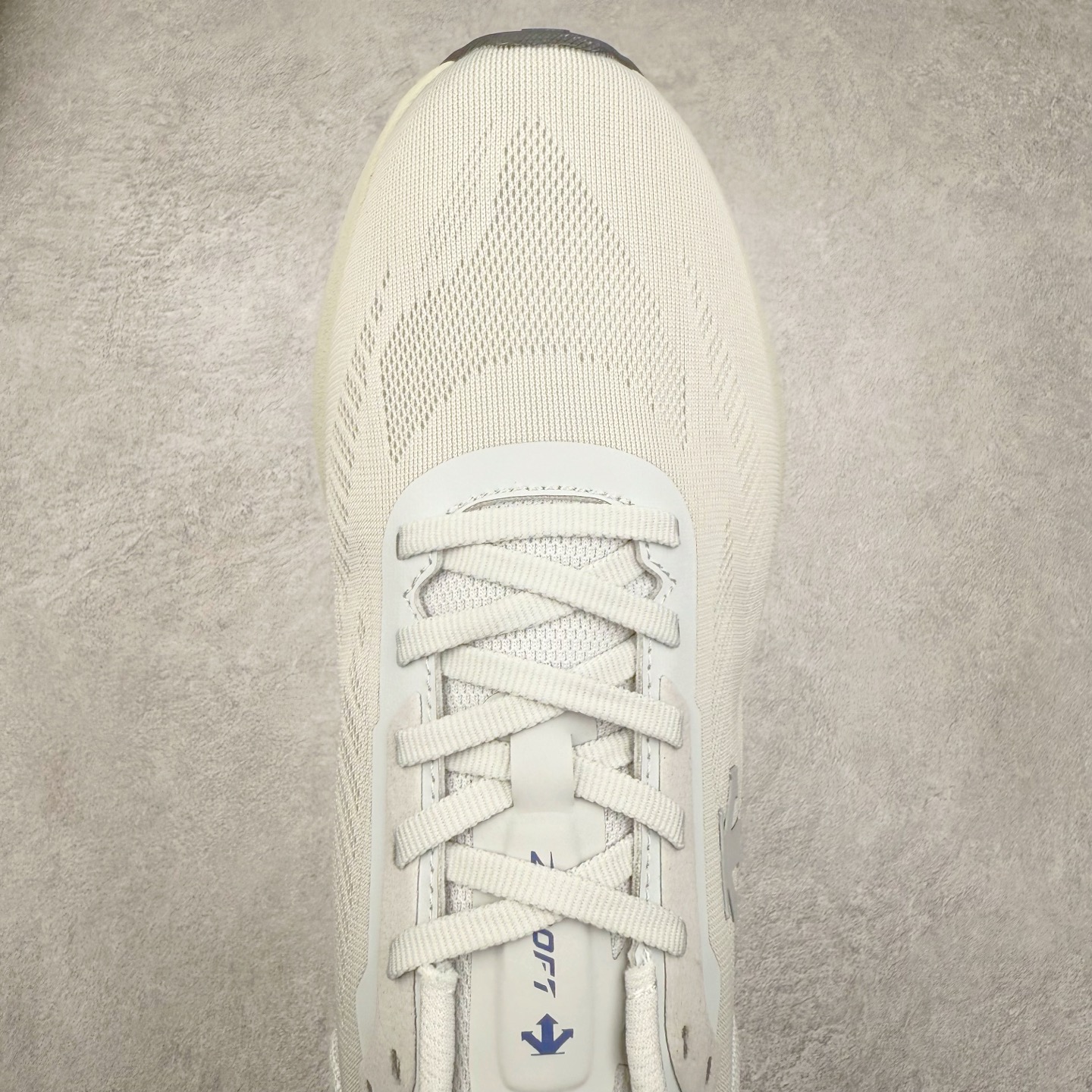 图片[4]-DESCENTE Run Step 迪桑特舒适耐磨 低帮 休闲训练长跑城市通勤跑步鞋 DESCENTE（迪桑特）创立于1935年，品牌名取自法语词汇，意为“滑降”。品牌箭头标识代表滑雪的三种技术“高速直线滑行”、“穿越”和“侧滑”，也寓意品牌在打造高端专业运动产品中不断追求完美的创新精神，致力于成为中国高端专业滑雪、综训、女子、铁人三项、高尔夫的第一品牌。实拍调校N版已经零色差零失真 百分百还原实物色彩所见即所得 不存在货不对板色差等低级问题 选购参考实物拍摄 不混卖不参货 只用心做好货严格选品 承诺混一赔十 尺码：36 36.5 37.5 38 38.5 39 40 40.5 41 42 42.5 43 44 44.5 45-选品中心