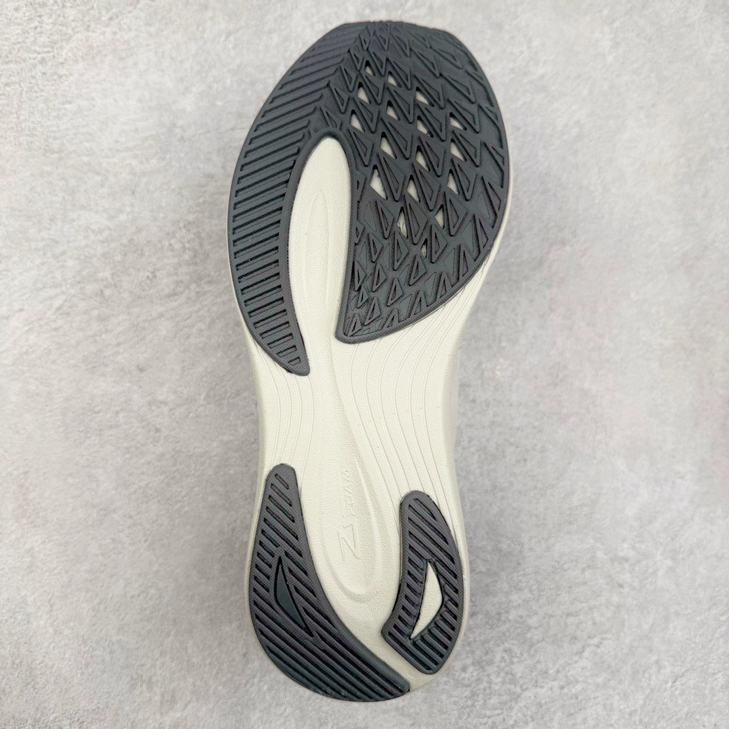 图片[9]-DESCENTE Run Step 迪桑特舒适耐磨 低帮 休闲训练长跑城市通勤跑步鞋 DESCENTE（迪桑特）创立于1935年，品牌名取自法语词汇，意为“滑降”。品牌箭头标识代表滑雪的三种技术“高速直线滑行”、“穿越”和“侧滑”，也寓意品牌在打造高端专业运动产品中不断追求完美的创新精神，致力于成为中国高端专业滑雪、综训、女子、铁人三项、高尔夫的第一品牌。实拍调校N版已经零色差零失真 百分百还原实物色彩所见即所得 不存在货不对板色差等低级问题 选购参考实物拍摄 不混卖不参货 只用心做好货严格选品 承诺混一赔十 尺码：36 36.5 37.5 38 38.5 39 40 40.5 41 42 42.5 43 44 44.5 45-选品中心