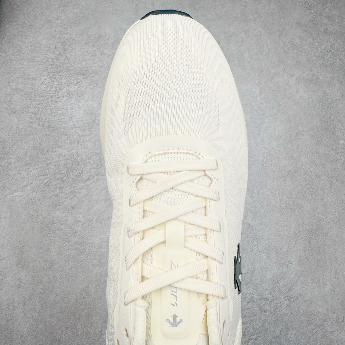 图片[4]-DESCENTE Run Step 迪桑特舒适耐磨 低帮 休闲训练长跑城市通勤跑步鞋 DESCENTE（迪桑特）创立于1935年，品牌名取自法语词汇，意为“滑降”。品牌箭头标识代表滑雪的三种技术“高速直线滑行”、“穿越”和“侧滑”，也寓意品牌在打造高端专业运动产品中不断追求完美的创新精神，致力于成为中国高端专业滑雪、综训、女子、铁人三项、高尔夫的第一品牌。实拍调校N版已经零色差零失真 百分百还原实物色彩所见即所得 不存在货不对板色差等低级问题 选购参考实物拍摄 不混卖不参货 只用心做好货严格选品 承诺混一赔十 尺码：36 36.5 37.5 38 38.5 39 40 40.5 41 42 42.5 43 44 44.5 45-选品中心