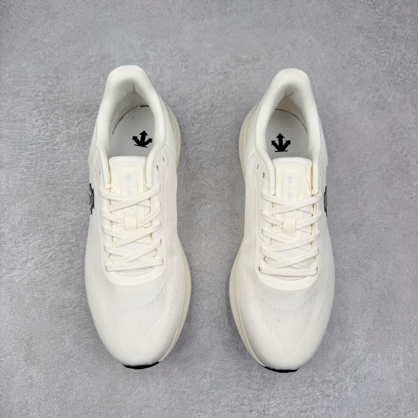 图片[2]-DESCENTE Run Step 迪桑特舒适耐磨 低帮 休闲训练长跑城市通勤跑步鞋 DESCENTE（迪桑特）创立于1935年，品牌名取自法语词汇，意为“滑降”。品牌箭头标识代表滑雪的三种技术“高速直线滑行”、“穿越”和“侧滑”，也寓意品牌在打造高端专业运动产品中不断追求完美的创新精神，致力于成为中国高端专业滑雪、综训、女子、铁人三项、高尔夫的第一品牌。实拍调校N版已经零色差零失真 百分百还原实物色彩所见即所得 不存在货不对板色差等低级问题 选购参考实物拍摄 不混卖不参货 只用心做好货严格选品 承诺混一赔十 尺码：36 36.5 37.5 38 38.5 39 40 40.5 41 42 42.5 43 44 44.5 45-选品中心