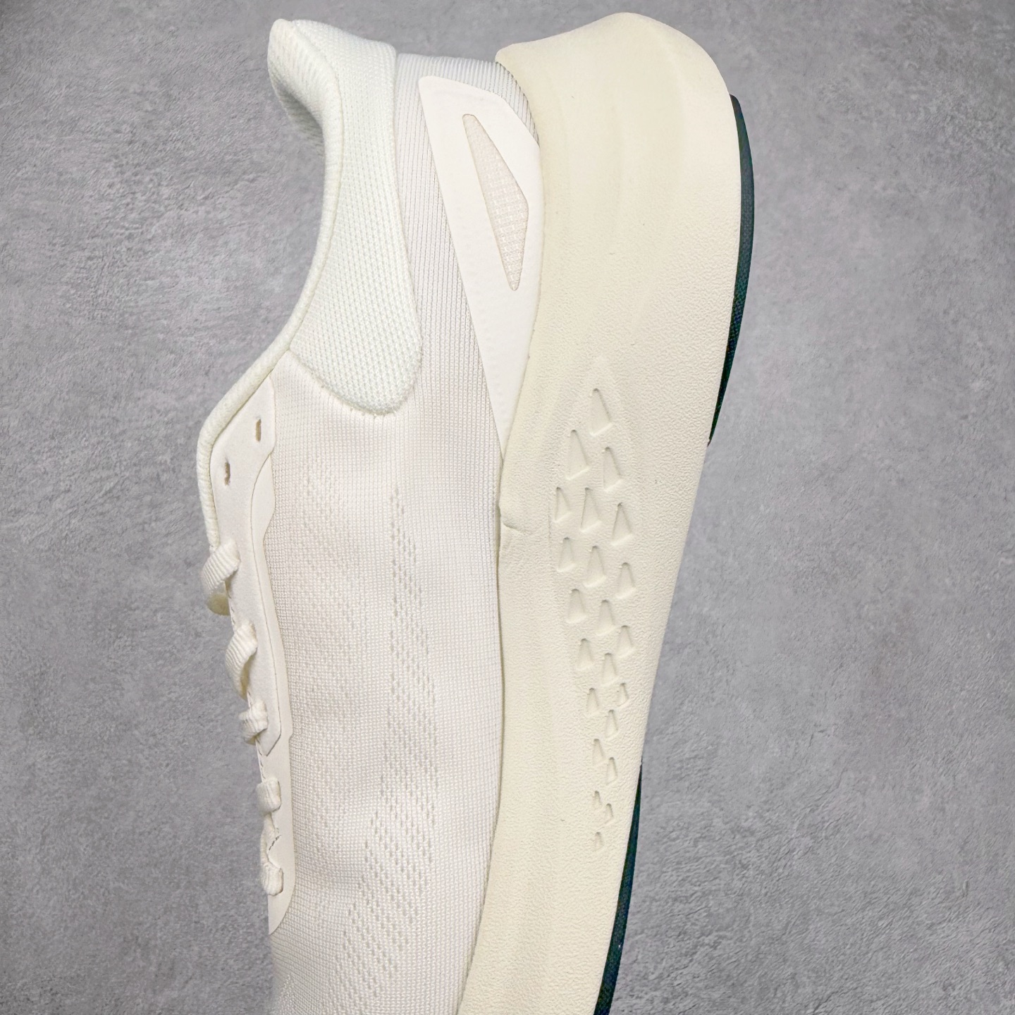 图片[7]-DESCENTE Run Step 迪桑特舒适耐磨 低帮 休闲训练长跑城市通勤跑步鞋 DESCENTE（迪桑特）创立于1935年，品牌名取自法语词汇，意为“滑降”。品牌箭头标识代表滑雪的三种技术“高速直线滑行”、“穿越”和“侧滑”，也寓意品牌在打造高端专业运动产品中不断追求完美的创新精神，致力于成为中国高端专业滑雪、综训、女子、铁人三项、高尔夫的第一品牌。实拍调校N版已经零色差零失真 百分百还原实物色彩所见即所得 不存在货不对板色差等低级问题 选购参考实物拍摄 不混卖不参货 只用心做好货严格选品 承诺混一赔十 尺码：36 36.5 37.5 38 38.5 39 40 40.5 41 42 42.5 43 44 44.5 45-选品中心