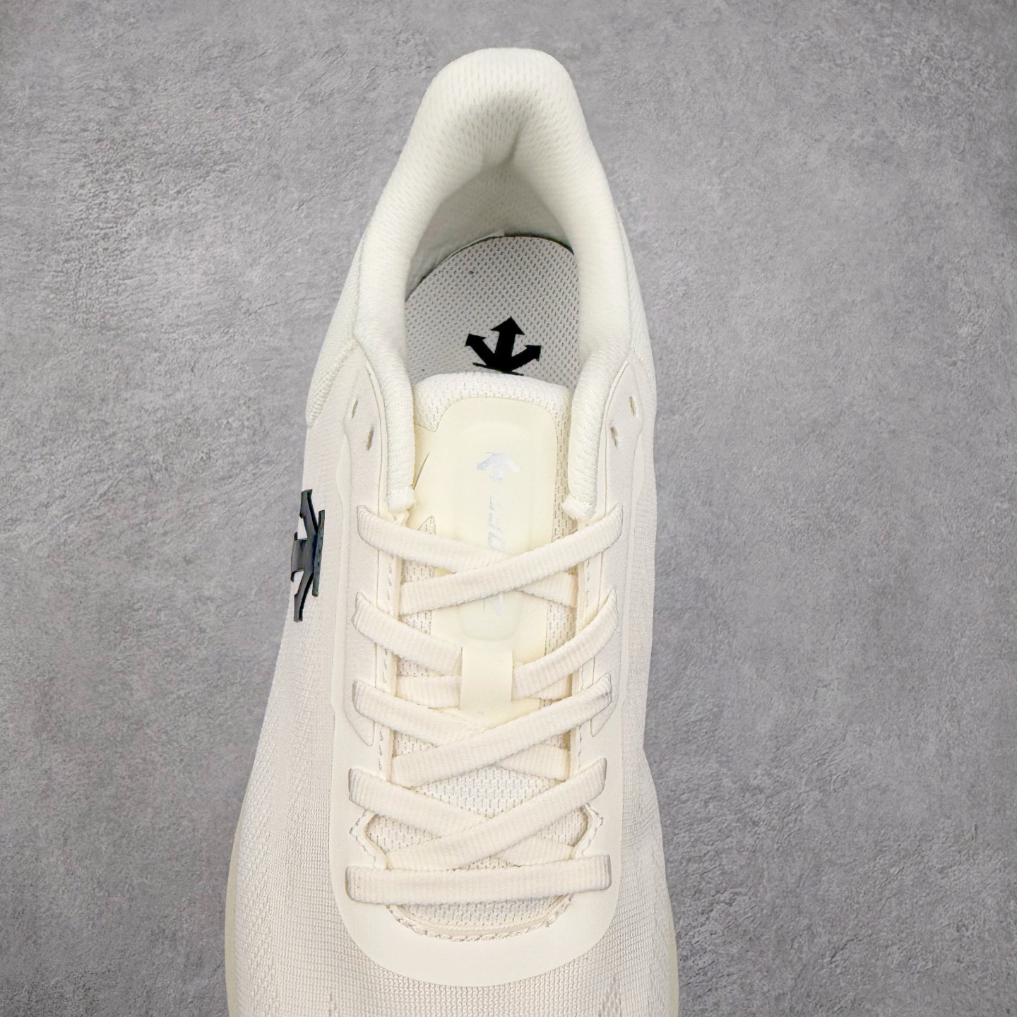 图片[5]-DESCENTE Run Step 迪桑特舒适耐磨 低帮 休闲训练长跑城市通勤跑步鞋 DESCENTE（迪桑特）创立于1935年，品牌名取自法语词汇，意为“滑降”。品牌箭头标识代表滑雪的三种技术“高速直线滑行”、“穿越”和“侧滑”，也寓意品牌在打造高端专业运动产品中不断追求完美的创新精神，致力于成为中国高端专业滑雪、综训、女子、铁人三项、高尔夫的第一品牌。实拍调校N版已经零色差零失真 百分百还原实物色彩所见即所得 不存在货不对板色差等低级问题 选购参考实物拍摄 不混卖不参货 只用心做好货严格选品 承诺混一赔十 尺码：36 36.5 37.5 38 38.5 39 40 40.5 41 42 42.5 43 44 44.5 45-选品中心