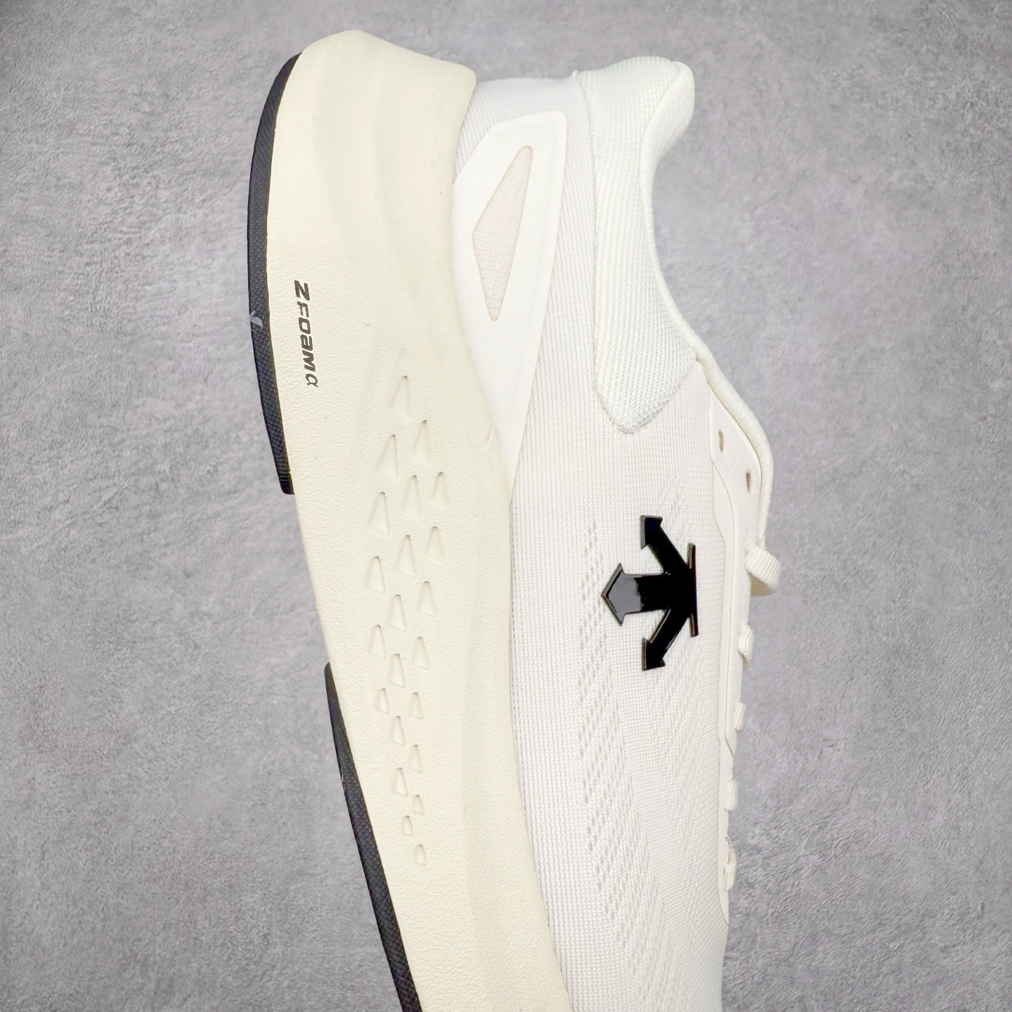 图片[6]-DESCENTE Run Step 迪桑特舒适耐磨 低帮 休闲训练长跑城市通勤跑步鞋 DESCENTE（迪桑特）创立于1935年，品牌名取自法语词汇，意为“滑降”。品牌箭头标识代表滑雪的三种技术“高速直线滑行”、“穿越”和“侧滑”，也寓意品牌在打造高端专业运动产品中不断追求完美的创新精神，致力于成为中国高端专业滑雪、综训、女子、铁人三项、高尔夫的第一品牌。实拍调校N版已经零色差零失真 百分百还原实物色彩所见即所得 不存在货不对板色差等低级问题 选购参考实物拍摄 不混卖不参货 只用心做好货严格选品 承诺混一赔十 尺码：36 36.5 37.5 38 38.5 39 40 40.5 41 42 42.5 43 44 44.5 45-选品中心