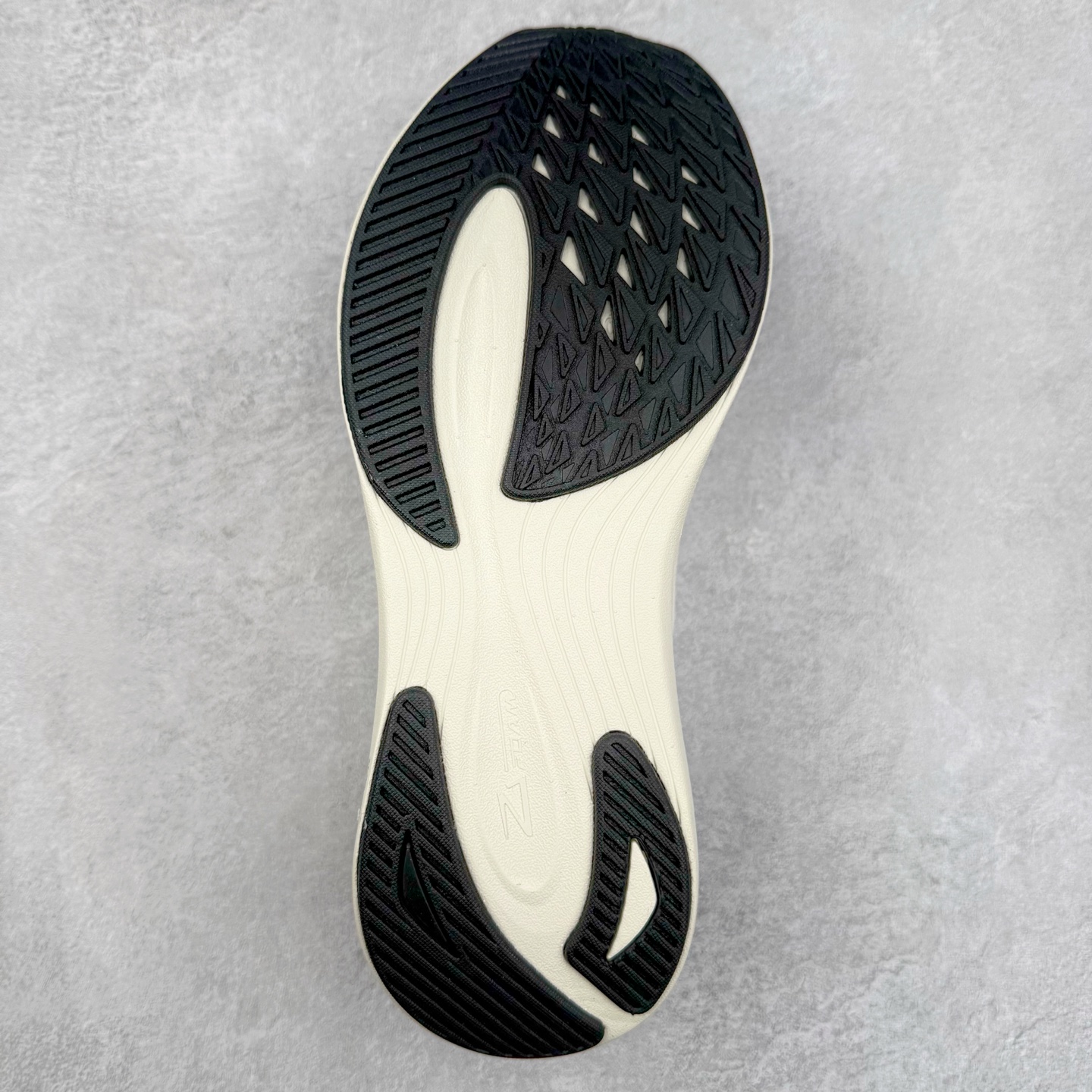 图片[9]-DESCENTE Run Step 迪桑特舒适耐磨 低帮 休闲训练长跑城市通勤跑步鞋 DESCENTE（迪桑特）创立于1935年，品牌名取自法语词汇，意为“滑降”。品牌箭头标识代表滑雪的三种技术“高速直线滑行”、“穿越”和“侧滑”，也寓意品牌在打造高端专业运动产品中不断追求完美的创新精神，致力于成为中国高端专业滑雪、综训、女子、铁人三项、高尔夫的第一品牌。实拍调校N版已经零色差零失真 百分百还原实物色彩所见即所得 不存在货不对板色差等低级问题 选购参考实物拍摄 不混卖不参货 只用心做好货严格选品 承诺混一赔十 尺码：36 36.5 37.5 38 38.5 39 40 40.5 41 42 42.5 43 44 44.5 45-选品中心