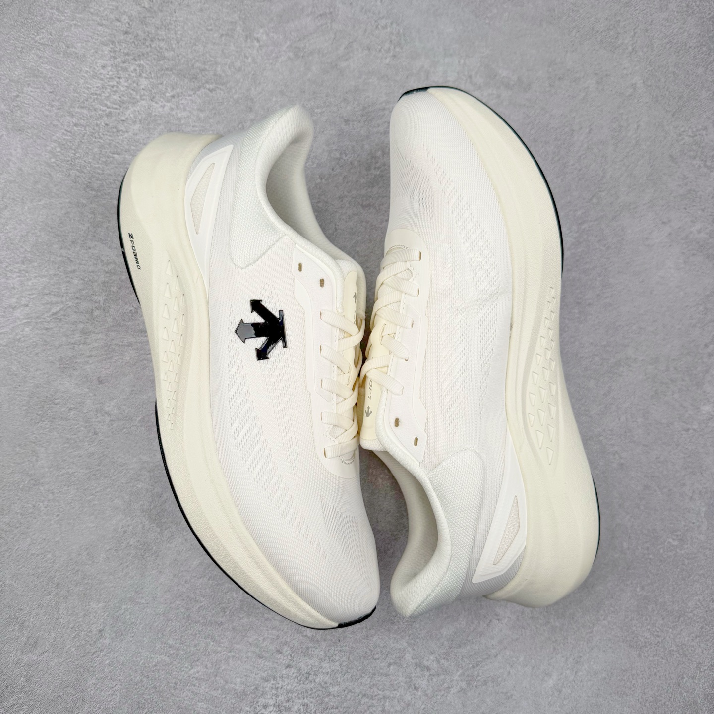 图片[3]-DESCENTE Run Step 迪桑特舒适耐磨 低帮 休闲训练长跑城市通勤跑步鞋 DESCENTE（迪桑特）创立于1935年，品牌名取自法语词汇，意为“滑降”。品牌箭头标识代表滑雪的三种技术“高速直线滑行”、“穿越”和“侧滑”，也寓意品牌在打造高端专业运动产品中不断追求完美的创新精神，致力于成为中国高端专业滑雪、综训、女子、铁人三项、高尔夫的第一品牌。实拍调校N版已经零色差零失真 百分百还原实物色彩所见即所得 不存在货不对板色差等低级问题 选购参考实物拍摄 不混卖不参货 只用心做好货严格选品 承诺混一赔十 尺码：36 36.5 37.5 38 38.5 39 40 40.5 41 42 42.5 43 44 44.5 45-选品中心