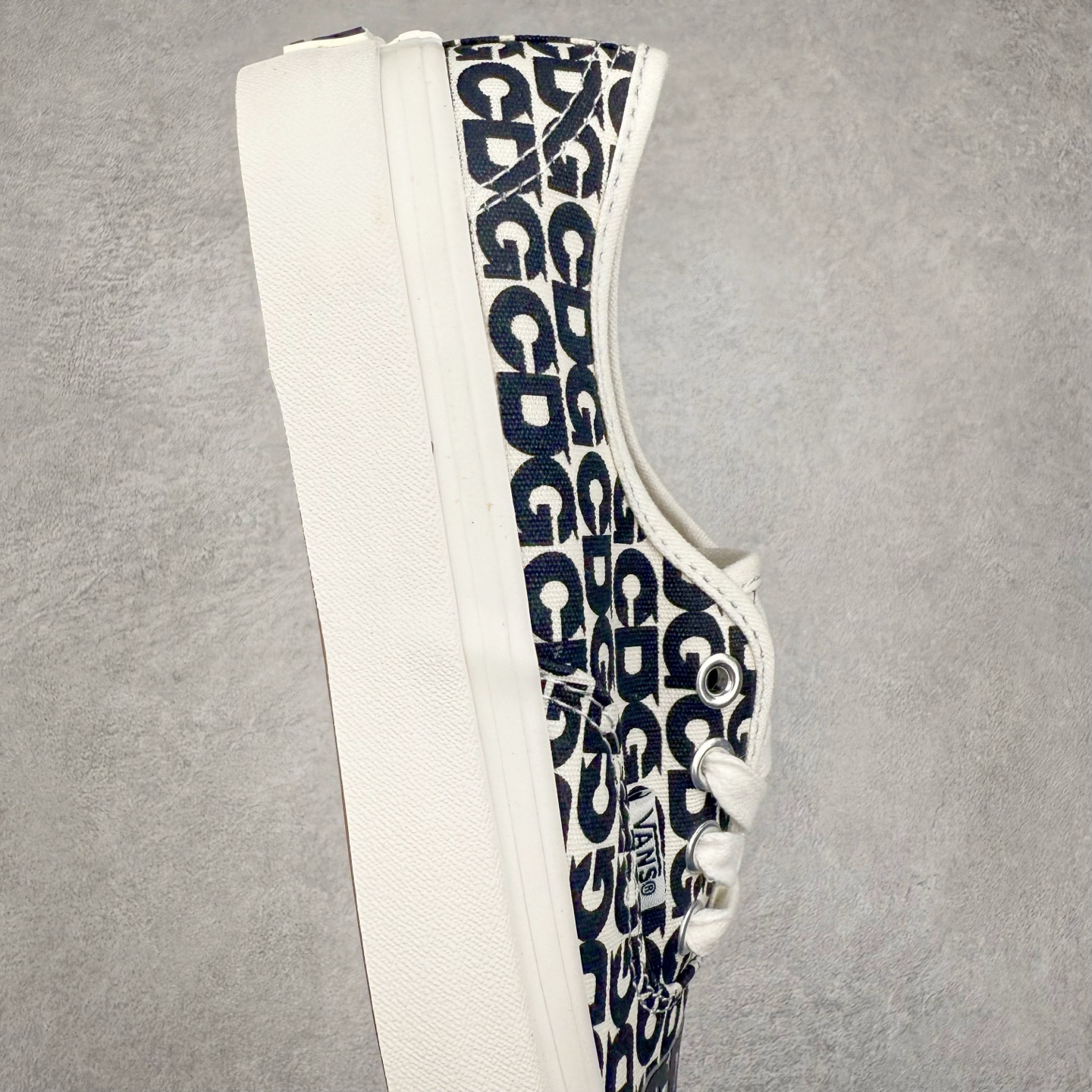 图片[6]-CDG x Vans Authentic 44 2025官方新款 OTW高端支线 川久保玲联名限定 休闲硫化板鞋 原鞋开发 公司同源整套流水线 满印黑白logo涂鸦 升级Sola Foam缓震可抽卸鞋垫 舒适度翻倍 质感拉满 防滑硫化底耐磨抗造 货号：VN000EEUUY6 尺码：35 36 36.5 37 38 38.5 39 40.5 41 42 42.5 43 44 44.5 45-选品中心