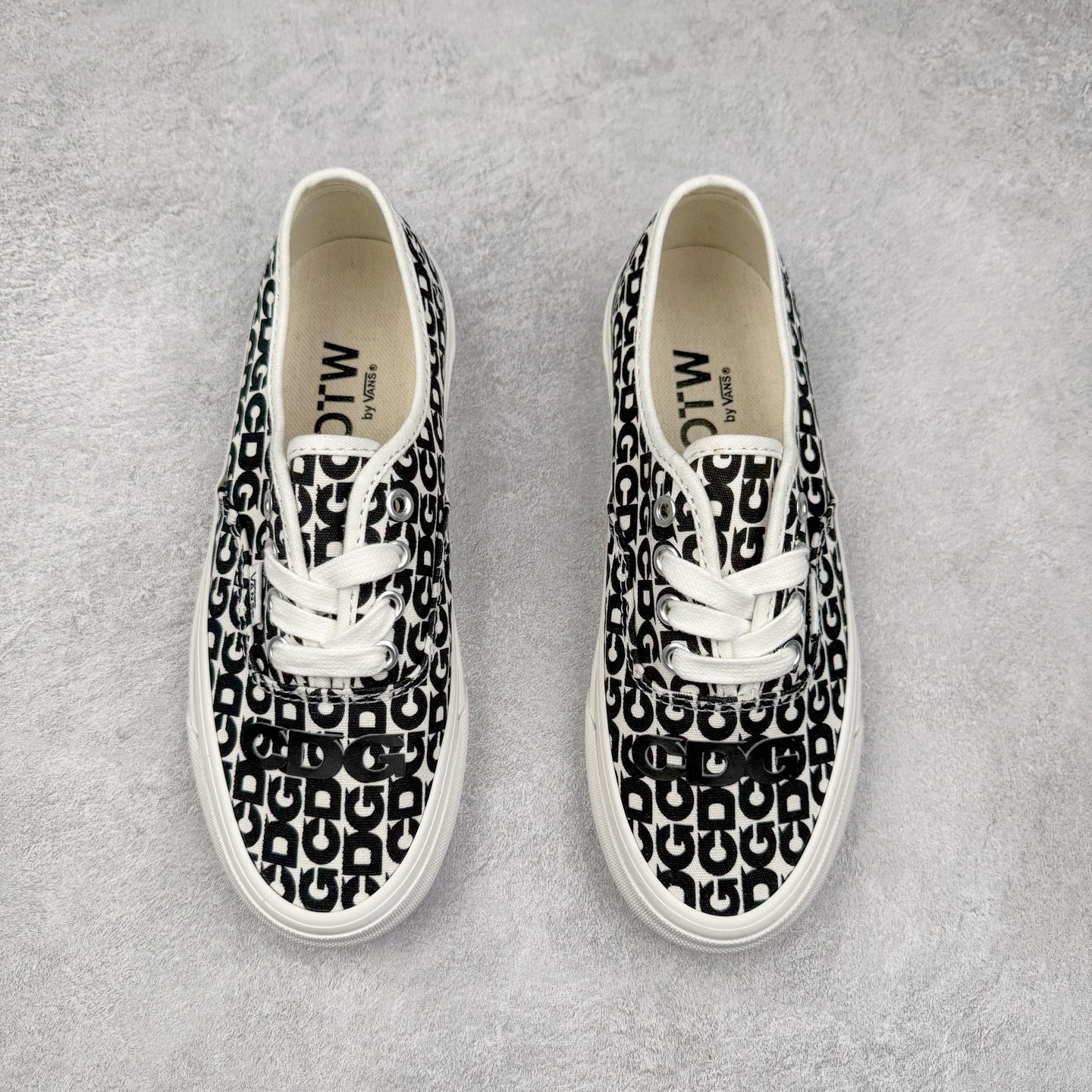 图片[2]-CDG x Vans Authentic 44 2025官方新款 OTW高端支线 川久保玲联名限定 休闲硫化板鞋 原鞋开发 公司同源整套流水线 满印黑白logo涂鸦 升级Sola Foam缓震可抽卸鞋垫 舒适度翻倍 质感拉满 防滑硫化底耐磨抗造 货号：VN000EEUUY6 尺码：35 36 36.5 37 38 38.5 39 40.5 41 42 42.5 43 44 44.5 45-选品中心