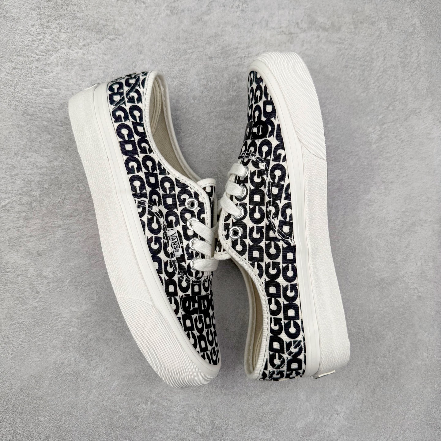 图片[3]-CDG x Vans Authentic 44 2025官方新款 OTW高端支线 川久保玲联名限定 休闲硫化板鞋 原鞋开发 公司同源整套流水线 满印黑白logo涂鸦 升级Sola Foam缓震可抽卸鞋垫 舒适度翻倍 质感拉满 防滑硫化底耐磨抗造 货号：VN000EEUUY6 尺码：35 36 36.5 37 38 38.5 39 40.5 41 42 42.5 43 44 44.5 45-选品中心