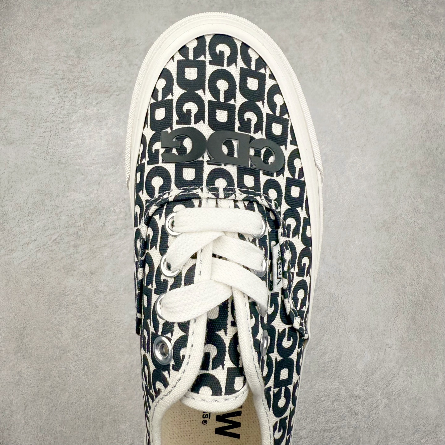 图片[4]-CDG x Vans Authentic 44 2025官方新款 OTW高端支线 川久保玲联名限定 休闲硫化板鞋 原鞋开发 公司同源整套流水线 满印黑白logo涂鸦 升级Sola Foam缓震可抽卸鞋垫 舒适度翻倍 质感拉满 防滑硫化底耐磨抗造 货号：VN000EEUUY6 尺码：35 36 36.5 37 38 38.5 39 40.5 41 42 42.5 43 44 44.5 45-选品中心