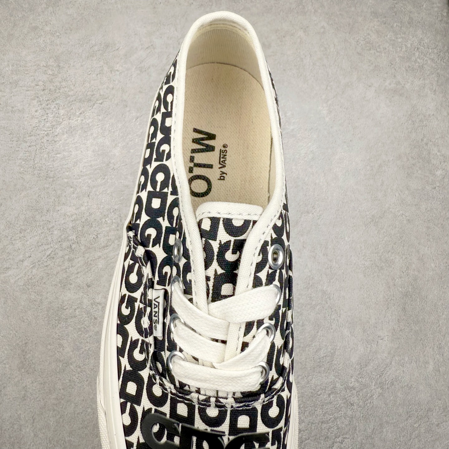 图片[5]-CDG x Vans Authentic 44 2025官方新款 OTW高端支线 川久保玲联名限定 休闲硫化板鞋 原鞋开发 公司同源整套流水线 满印黑白logo涂鸦 升级Sola Foam缓震可抽卸鞋垫 舒适度翻倍 质感拉满 防滑硫化底耐磨抗造 货号：VN000EEUUY6 尺码：35 36 36.5 37 38 38.5 39 40.5 41 42 42.5 43 44 44.5 45-选品中心