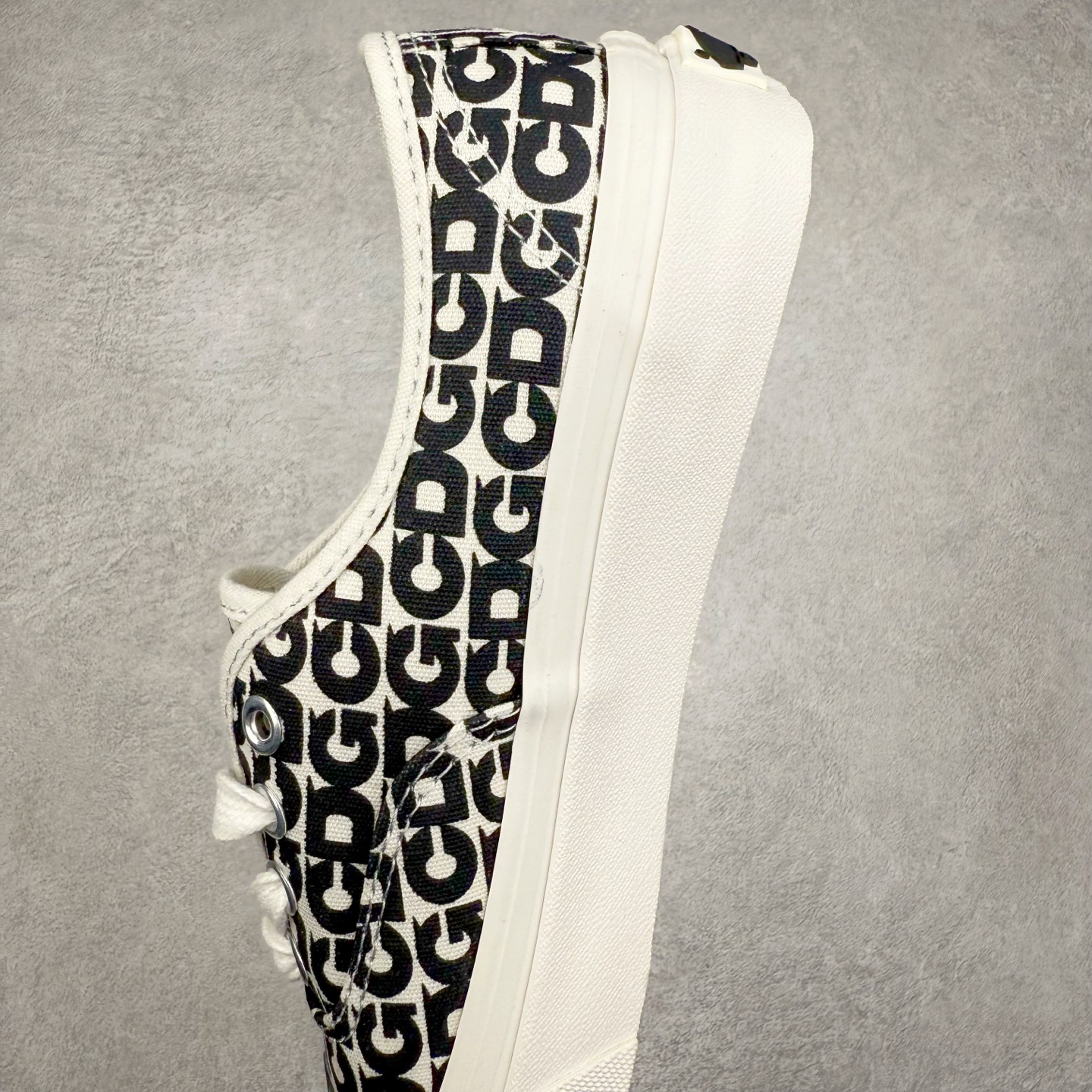 图片[7]-CDG x Vans Authentic 44 2025官方新款 OTW高端支线 川久保玲联名限定 休闲硫化板鞋 原鞋开发 公司同源整套流水线 满印黑白logo涂鸦 升级Sola Foam缓震可抽卸鞋垫 舒适度翻倍 质感拉满 防滑硫化底耐磨抗造 货号：VN000EEUUY6 尺码：35 36 36.5 37 38 38.5 39 40.5 41 42 42.5 43 44 44.5 45-选品中心