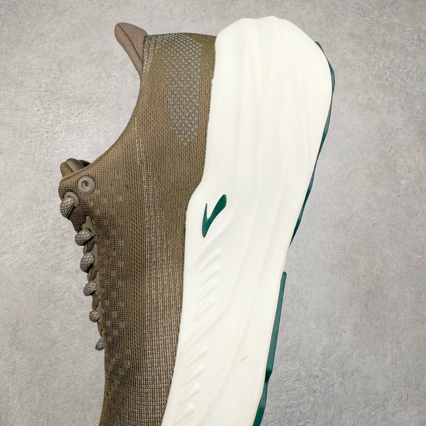 图片[7]-Brooks Hyperion Elite 布鲁克斯龙卷风4代舒适百搭运动低帮马拉松跑步鞋 男女同款 Brooks 四大跑鞋之一 百年品牌 跑鞋从外形上基本就能判断这是一款速度跑鞋 简洁干练的外形结构和极强的运动流线型看着非常有速度感 上脚的第一感觉是非常轻 美码9码的鞋单只206g不到 从个人偏好来说 200g左右的竞速鞋最具安全感 鞋面采用单层网布 很薄 前掌使用了大量开放式网眼 排气直接快速 透气性上乘 鞋舌也是轻量化设计 仅为一层麂皮 和脚背完美贴合 鞋舌中央有个防偏穿孔 从实际穿着来看 通常鞋舌都是外偏 如果是防偏穿孔位于中心 防偏效果其实并不十分有效 如果采用趋外侧的偏心设计更有效 鞋帮泡棉填充量不大 但非常紧凑 贴合舒适 包裹稳固 内置硬质TPU保证必要的稳定性 跑鞋中底采用的是DNA FLASH科技材料 DNA FLASH中底科技 是Brooks第一款将氮气注入中底的创新科技 主要原理是借助“超临界流体”发泡技术 将液态氮稳定的转化为气态氮 并使其均匀地形成无数紧密贴合的密闭式气囊结构 尺码：36 36.5 37.5 38 38.5 39 40 40.5 41 42 42.5 43 44 44.5 45 46-选品中心