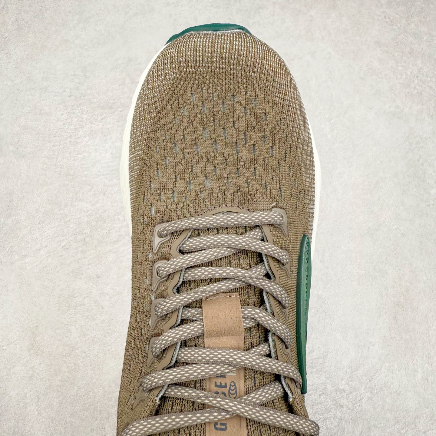 图片[4]-Brooks Hyperion Elite 布鲁克斯龙卷风4代舒适百搭运动低帮马拉松跑步鞋 男女同款 Brooks 四大跑鞋之一 百年品牌 跑鞋从外形上基本就能判断这是一款速度跑鞋 简洁干练的外形结构和极强的运动流线型看着非常有速度感 上脚的第一感觉是非常轻 美码9码的鞋单只206g不到 从个人偏好来说 200g左右的竞速鞋最具安全感 鞋面采用单层网布 很薄 前掌使用了大量开放式网眼 排气直接快速 透气性上乘 鞋舌也是轻量化设计 仅为一层麂皮 和脚背完美贴合 鞋舌中央有个防偏穿孔 从实际穿着来看 通常鞋舌都是外偏 如果是防偏穿孔位于中心 防偏效果其实并不十分有效 如果采用趋外侧的偏心设计更有效 鞋帮泡棉填充量不大 但非常紧凑 贴合舒适 包裹稳固 内置硬质TPU保证必要的稳定性 跑鞋中底采用的是DNA FLASH科技材料 DNA FLASH中底科技 是Brooks第一款将氮气注入中底的创新科技 主要原理是借助“超临界流体”发泡技术 将液态氮稳定的转化为气态氮 并使其均匀地形成无数紧密贴合的密闭式气囊结构 尺码：36 36.5 37.5 38 38.5 39 40 40.5 41 42 42.5 43 44 44.5 45 46-选品中心