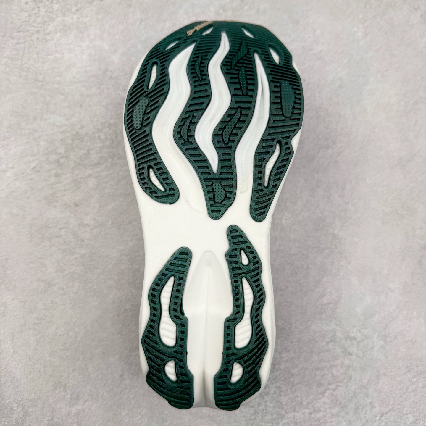 图片[9]-Brooks Hyperion Elite 布鲁克斯龙卷风4代舒适百搭运动低帮马拉松跑步鞋 男女同款 Brooks 四大跑鞋之一 百年品牌 跑鞋从外形上基本就能判断这是一款速度跑鞋 简洁干练的外形结构和极强的运动流线型看着非常有速度感 上脚的第一感觉是非常轻 美码9码的鞋单只206g不到 从个人偏好来说 200g左右的竞速鞋最具安全感 鞋面采用单层网布 很薄 前掌使用了大量开放式网眼 排气直接快速 透气性上乘 鞋舌也是轻量化设计 仅为一层麂皮 和脚背完美贴合 鞋舌中央有个防偏穿孔 从实际穿着来看 通常鞋舌都是外偏 如果是防偏穿孔位于中心 防偏效果其实并不十分有效 如果采用趋外侧的偏心设计更有效 鞋帮泡棉填充量不大 但非常紧凑 贴合舒适 包裹稳固 内置硬质TPU保证必要的稳定性 跑鞋中底采用的是DNA FLASH科技材料 DNA FLASH中底科技 是Brooks第一款将氮气注入中底的创新科技 主要原理是借助“超临界流体”发泡技术 将液态氮稳定的转化为气态氮 并使其均匀地形成无数紧密贴合的密闭式气囊结构 尺码：36 36.5 37.5 38 38.5 39 40 40.5 41 42 42.5 43 44 44.5 45 46-选品中心