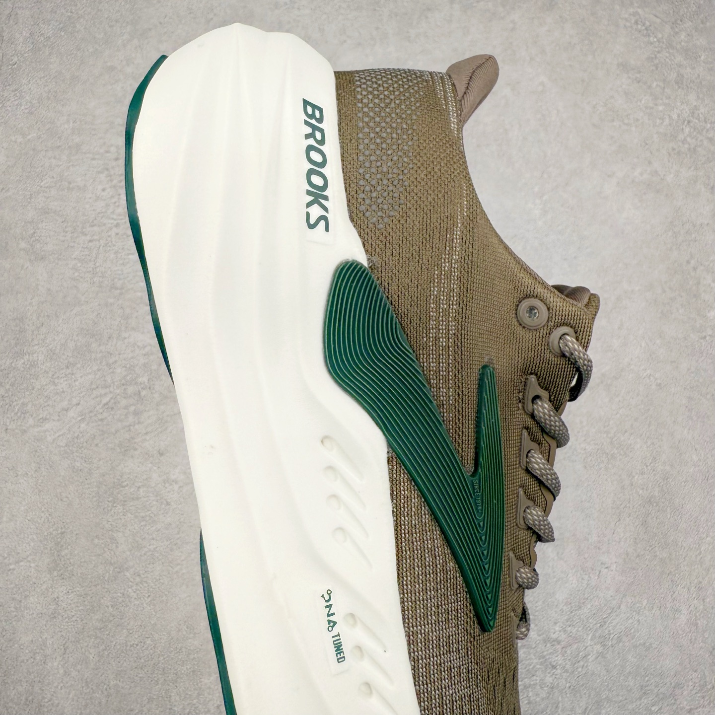 图片[6]-Brooks Hyperion Elite 布鲁克斯龙卷风4代舒适百搭运动低帮马拉松跑步鞋 男女同款 Brooks 四大跑鞋之一 百年品牌 跑鞋从外形上基本就能判断这是一款速度跑鞋 简洁干练的外形结构和极强的运动流线型看着非常有速度感 上脚的第一感觉是非常轻 美码9码的鞋单只206g不到 从个人偏好来说 200g左右的竞速鞋最具安全感 鞋面采用单层网布 很薄 前掌使用了大量开放式网眼 排气直接快速 透气性上乘 鞋舌也是轻量化设计 仅为一层麂皮 和脚背完美贴合 鞋舌中央有个防偏穿孔 从实际穿着来看 通常鞋舌都是外偏 如果是防偏穿孔位于中心 防偏效果其实并不十分有效 如果采用趋外侧的偏心设计更有效 鞋帮泡棉填充量不大 但非常紧凑 贴合舒适 包裹稳固 内置硬质TPU保证必要的稳定性 跑鞋中底采用的是DNA FLASH科技材料 DNA FLASH中底科技 是Brooks第一款将氮气注入中底的创新科技 主要原理是借助“超临界流体”发泡技术 将液态氮稳定的转化为气态氮 并使其均匀地形成无数紧密贴合的密闭式气囊结构 尺码：36 36.5 37.5 38 38.5 39 40 40.5 41 42 42.5 43 44 44.5 45 46-选品中心