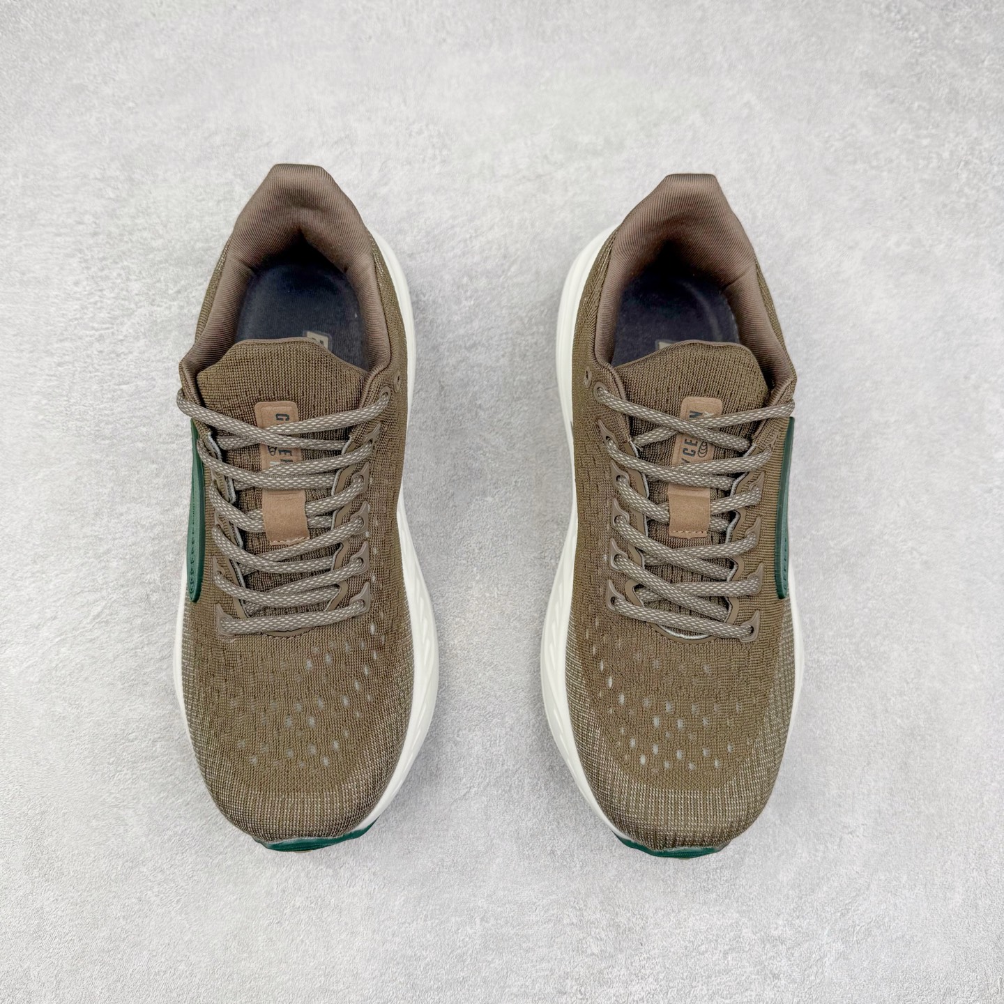 图片[2]-Brooks Hyperion Elite 布鲁克斯龙卷风4代舒适百搭运动低帮马拉松跑步鞋 男女同款 Brooks 四大跑鞋之一 百年品牌 跑鞋从外形上基本就能判断这是一款速度跑鞋 简洁干练的外形结构和极强的运动流线型看着非常有速度感 上脚的第一感觉是非常轻 美码9码的鞋单只206g不到 从个人偏好来说 200g左右的竞速鞋最具安全感 鞋面采用单层网布 很薄 前掌使用了大量开放式网眼 排气直接快速 透气性上乘 鞋舌也是轻量化设计 仅为一层麂皮 和脚背完美贴合 鞋舌中央有个防偏穿孔 从实际穿着来看 通常鞋舌都是外偏 如果是防偏穿孔位于中心 防偏效果其实并不十分有效 如果采用趋外侧的偏心设计更有效 鞋帮泡棉填充量不大 但非常紧凑 贴合舒适 包裹稳固 内置硬质TPU保证必要的稳定性 跑鞋中底采用的是DNA FLASH科技材料 DNA FLASH中底科技 是Brooks第一款将氮气注入中底的创新科技 主要原理是借助“超临界流体”发泡技术 将液态氮稳定的转化为气态氮 并使其均匀地形成无数紧密贴合的密闭式气囊结构 尺码：36 36.5 37.5 38 38.5 39 40 40.5 41 42 42.5 43 44 44.5 45 46-选品中心