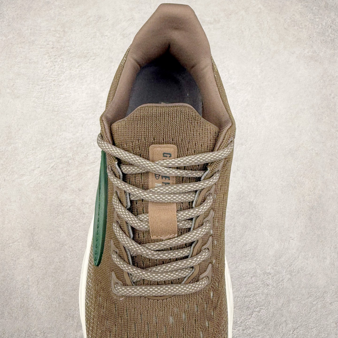 图片[5]-Brooks Hyperion Elite 布鲁克斯龙卷风4代舒适百搭运动低帮马拉松跑步鞋 男女同款 Brooks 四大跑鞋之一 百年品牌 跑鞋从外形上基本就能判断这是一款速度跑鞋 简洁干练的外形结构和极强的运动流线型看着非常有速度感 上脚的第一感觉是非常轻 美码9码的鞋单只206g不到 从个人偏好来说 200g左右的竞速鞋最具安全感 鞋面采用单层网布 很薄 前掌使用了大量开放式网眼 排气直接快速 透气性上乘 鞋舌也是轻量化设计 仅为一层麂皮 和脚背完美贴合 鞋舌中央有个防偏穿孔 从实际穿着来看 通常鞋舌都是外偏 如果是防偏穿孔位于中心 防偏效果其实并不十分有效 如果采用趋外侧的偏心设计更有效 鞋帮泡棉填充量不大 但非常紧凑 贴合舒适 包裹稳固 内置硬质TPU保证必要的稳定性 跑鞋中底采用的是DNA FLASH科技材料 DNA FLASH中底科技 是Brooks第一款将氮气注入中底的创新科技 主要原理是借助“超临界流体”发泡技术 将液态氮稳定的转化为气态氮 并使其均匀地形成无数紧密贴合的密闭式气囊结构 尺码：36 36.5 37.5 38 38.5 39 40 40.5 41 42 42.5 43 44 44.5 45 46-选品中心