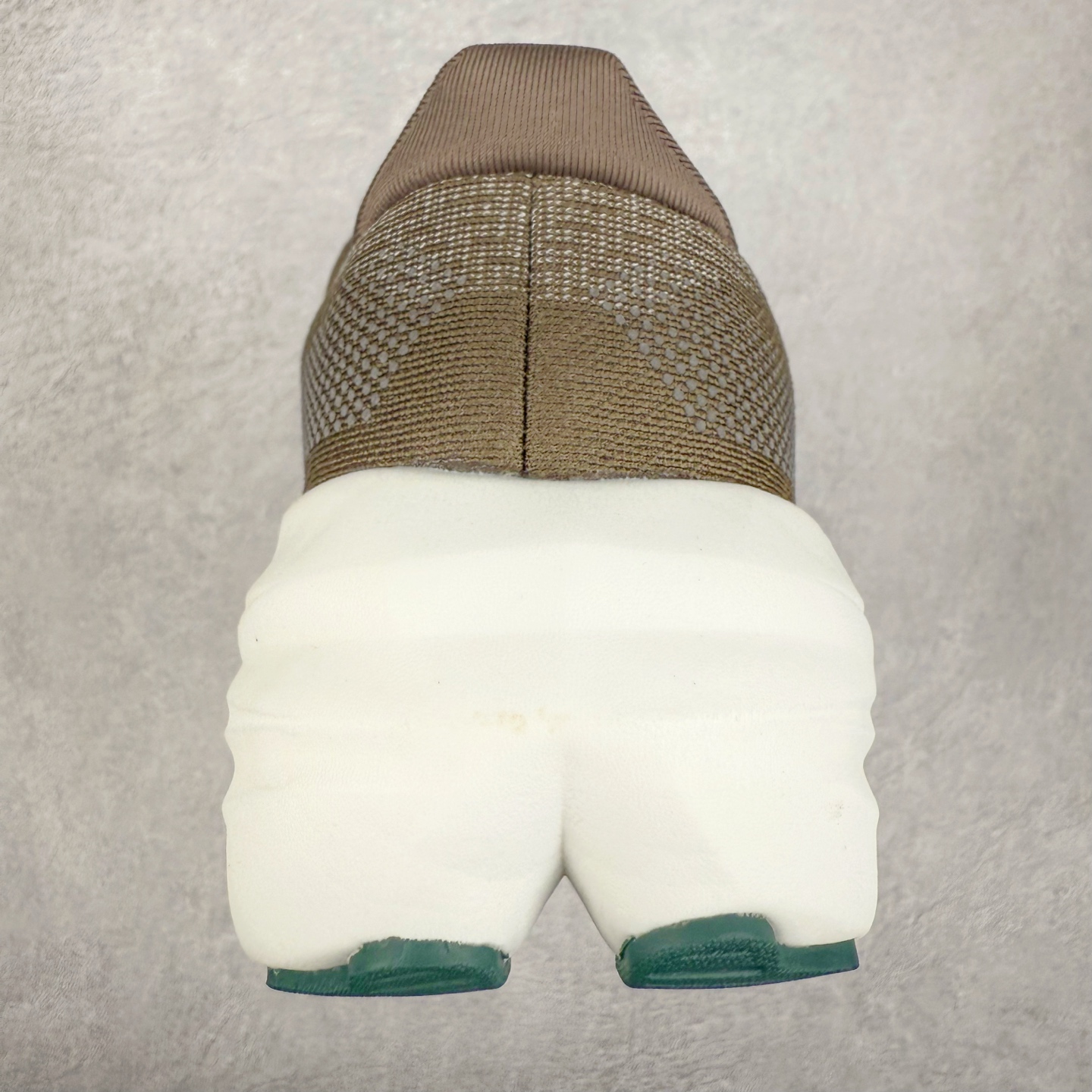 图片[8]-Brooks Hyperion Elite 布鲁克斯龙卷风4代舒适百搭运动低帮马拉松跑步鞋 男女同款 Brooks 四大跑鞋之一 百年品牌 跑鞋从外形上基本就能判断这是一款速度跑鞋 简洁干练的外形结构和极强的运动流线型看着非常有速度感 上脚的第一感觉是非常轻 美码9码的鞋单只206g不到 从个人偏好来说 200g左右的竞速鞋最具安全感 鞋面采用单层网布 很薄 前掌使用了大量开放式网眼 排气直接快速 透气性上乘 鞋舌也是轻量化设计 仅为一层麂皮 和脚背完美贴合 鞋舌中央有个防偏穿孔 从实际穿着来看 通常鞋舌都是外偏 如果是防偏穿孔位于中心 防偏效果其实并不十分有效 如果采用趋外侧的偏心设计更有效 鞋帮泡棉填充量不大 但非常紧凑 贴合舒适 包裹稳固 内置硬质TPU保证必要的稳定性 跑鞋中底采用的是DNA FLASH科技材料 DNA FLASH中底科技 是Brooks第一款将氮气注入中底的创新科技 主要原理是借助“超临界流体”发泡技术 将液态氮稳定的转化为气态氮 并使其均匀地形成无数紧密贴合的密闭式气囊结构 尺码：36 36.5 37.5 38 38.5 39 40 40.5 41 42 42.5 43 44 44.5 45 46-选品中心