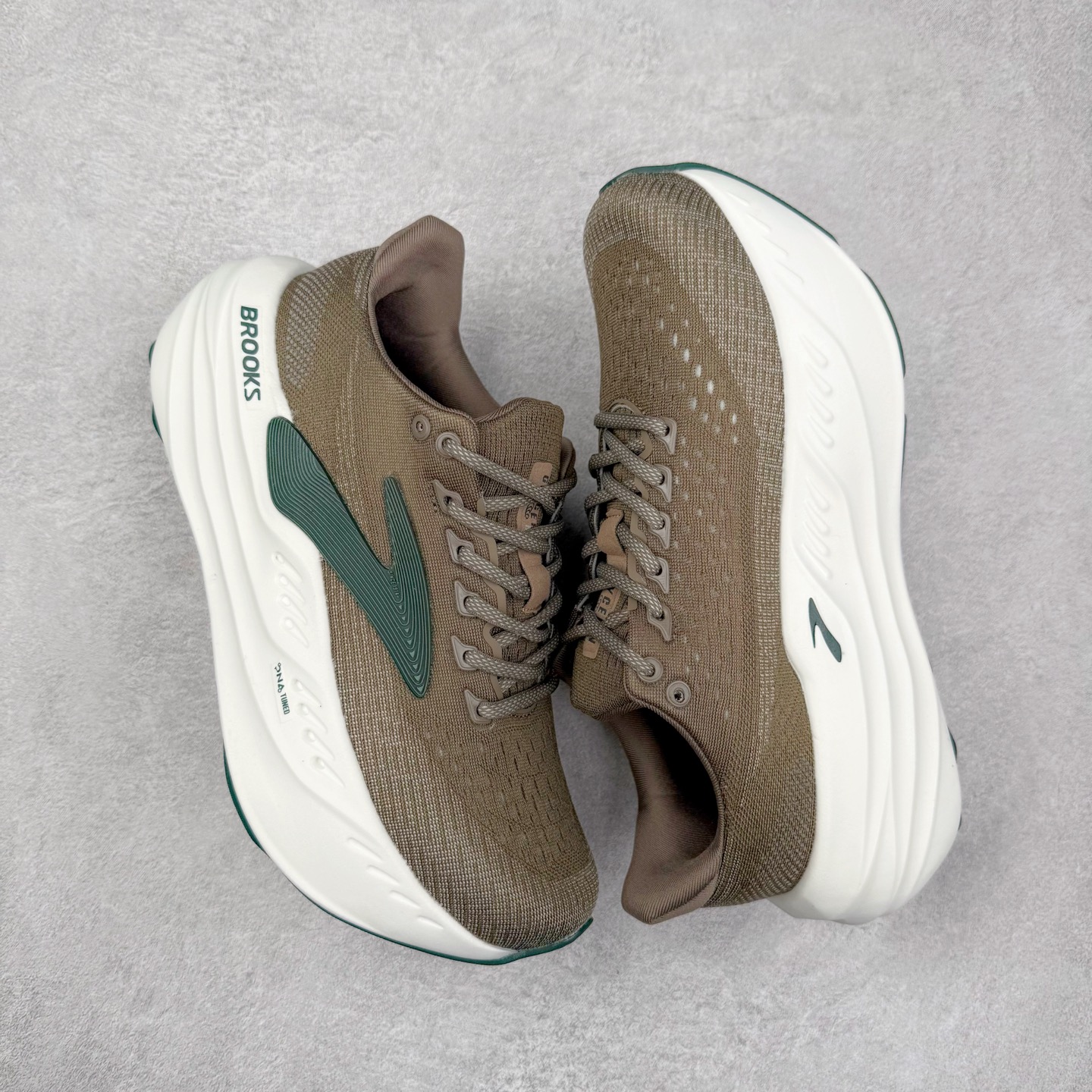 图片[3]-Brooks Hyperion Elite 布鲁克斯龙卷风4代舒适百搭运动低帮马拉松跑步鞋 男女同款 Brooks 四大跑鞋之一 百年品牌 跑鞋从外形上基本就能判断这是一款速度跑鞋 简洁干练的外形结构和极强的运动流线型看着非常有速度感 上脚的第一感觉是非常轻 美码9码的鞋单只206g不到 从个人偏好来说 200g左右的竞速鞋最具安全感 鞋面采用单层网布 很薄 前掌使用了大量开放式网眼 排气直接快速 透气性上乘 鞋舌也是轻量化设计 仅为一层麂皮 和脚背完美贴合 鞋舌中央有个防偏穿孔 从实际穿着来看 通常鞋舌都是外偏 如果是防偏穿孔位于中心 防偏效果其实并不十分有效 如果采用趋外侧的偏心设计更有效 鞋帮泡棉填充量不大 但非常紧凑 贴合舒适 包裹稳固 内置硬质TPU保证必要的稳定性 跑鞋中底采用的是DNA FLASH科技材料 DNA FLASH中底科技 是Brooks第一款将氮气注入中底的创新科技 主要原理是借助“超临界流体”发泡技术 将液态氮稳定的转化为气态氮 并使其均匀地形成无数紧密贴合的密闭式气囊结构 尺码：36 36.5 37.5 38 38.5 39 40 40.5 41 42 42.5 43 44 44.5 45 46-选品中心