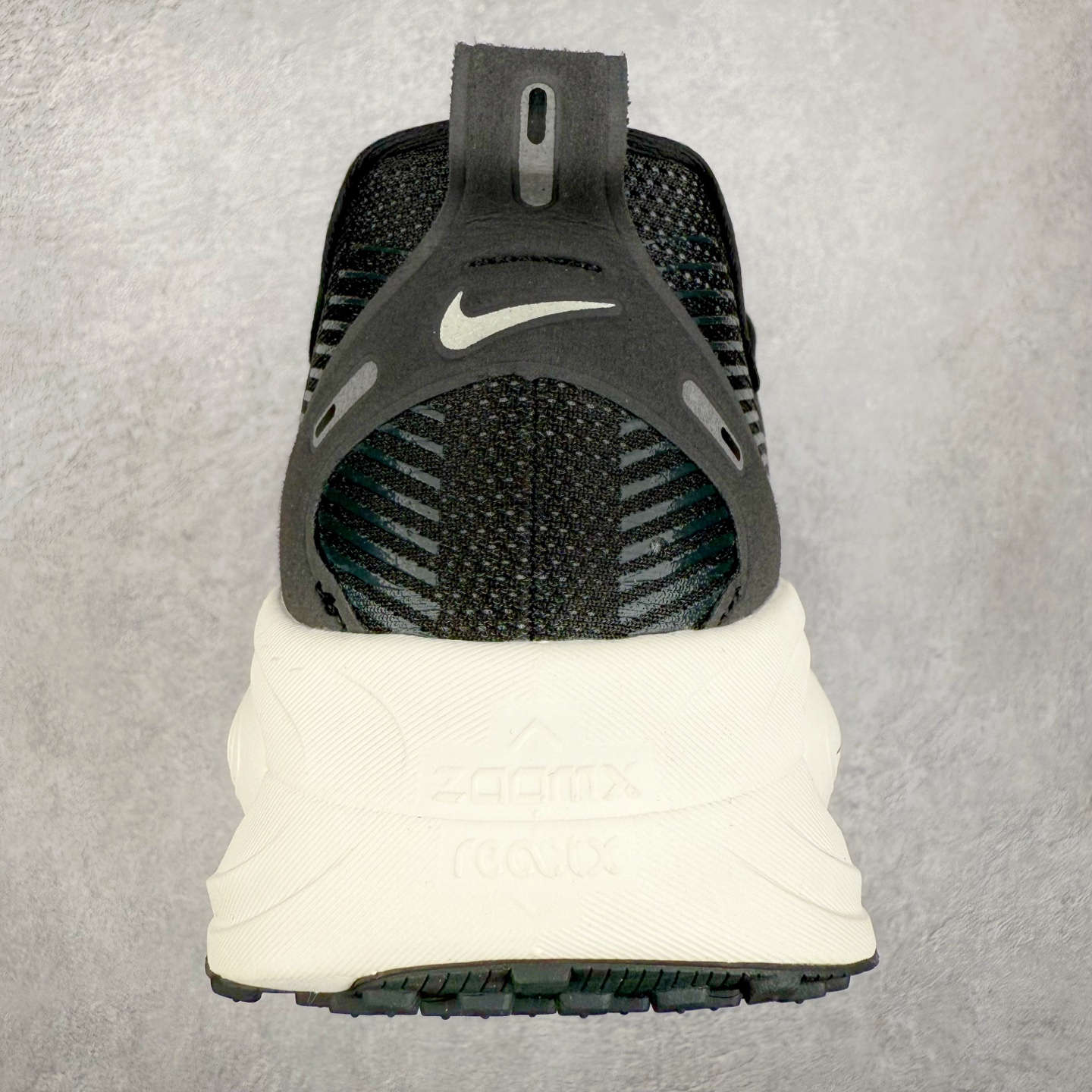 图片[8]-＃纯原福利 NK Air Zoom Vomero 18 轻便舒适公路跑步鞋 质感柔软 弹力充沛 助力一路畅跑 乐享不停 厚实泡绵缔造舒适的回弹效果 铸就出色跑步表现 该鞋款轻盈透气 带你步入舒适新境界 疾速刺激感和非凡舒适脚感交织 定能让跑者在迈步间找到渴望已久的跑步乐趣 自如掌控跑步节奏、配速和里程 足底缓震配置赋予双足柔软舒适感受 助你一路畅跑 缓震设计 在双足触地时有助提供舒适脚感 搭载性能出众的 ZoomX 和 Cushlon 泡绵 营造柔软舒适脚感 助你稳稳迈步 基于跑者反馈 简化中底设计 带来出色舒适感 尺码：36 36.5 37.5 38 38.5 39 40 40.5 41 42 42.5 43 44 44.5 45-选品中心