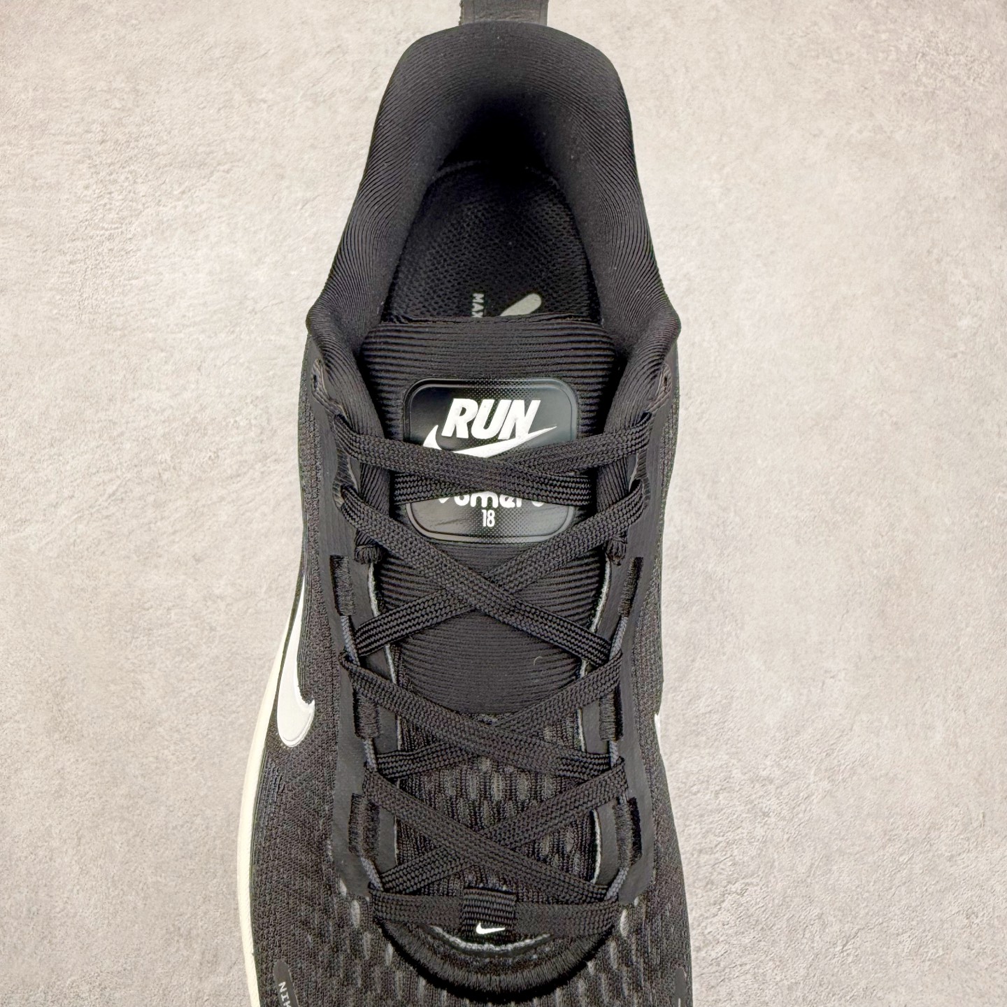 图片[5]-＃纯原福利 NK Air Zoom Vomero 18 轻便舒适公路跑步鞋 质感柔软 弹力充沛 助力一路畅跑 乐享不停 厚实泡绵缔造舒适的回弹效果 铸就出色跑步表现 该鞋款轻盈透气 带你步入舒适新境界 疾速刺激感和非凡舒适脚感交织 定能让跑者在迈步间找到渴望已久的跑步乐趣 自如掌控跑步节奏、配速和里程 足底缓震配置赋予双足柔软舒适感受 助你一路畅跑 缓震设计 在双足触地时有助提供舒适脚感 搭载性能出众的 ZoomX 和 Cushlon 泡绵 营造柔软舒适脚感 助你稳稳迈步 基于跑者反馈 简化中底设计 带来出色舒适感 尺码：36 36.5 37.5 38 38.5 39 40 40.5 41 42 42.5 43 44 44.5 45-选品中心