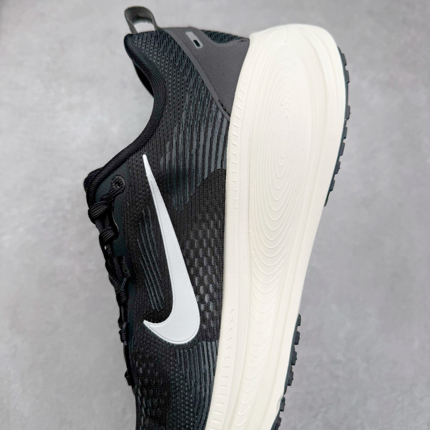 图片[7]-＃纯原福利 NK Air Zoom Vomero 18 轻便舒适公路跑步鞋 质感柔软 弹力充沛 助力一路畅跑 乐享不停 厚实泡绵缔造舒适的回弹效果 铸就出色跑步表现 该鞋款轻盈透气 带你步入舒适新境界 疾速刺激感和非凡舒适脚感交织 定能让跑者在迈步间找到渴望已久的跑步乐趣 自如掌控跑步节奏、配速和里程 足底缓震配置赋予双足柔软舒适感受 助你一路畅跑 缓震设计 在双足触地时有助提供舒适脚感 搭载性能出众的 ZoomX 和 Cushlon 泡绵 营造柔软舒适脚感 助你稳稳迈步 基于跑者反馈 简化中底设计 带来出色舒适感 尺码：36 36.5 37.5 38 38.5 39 40 40.5 41 42 42.5 43 44 44.5 45-选品中心