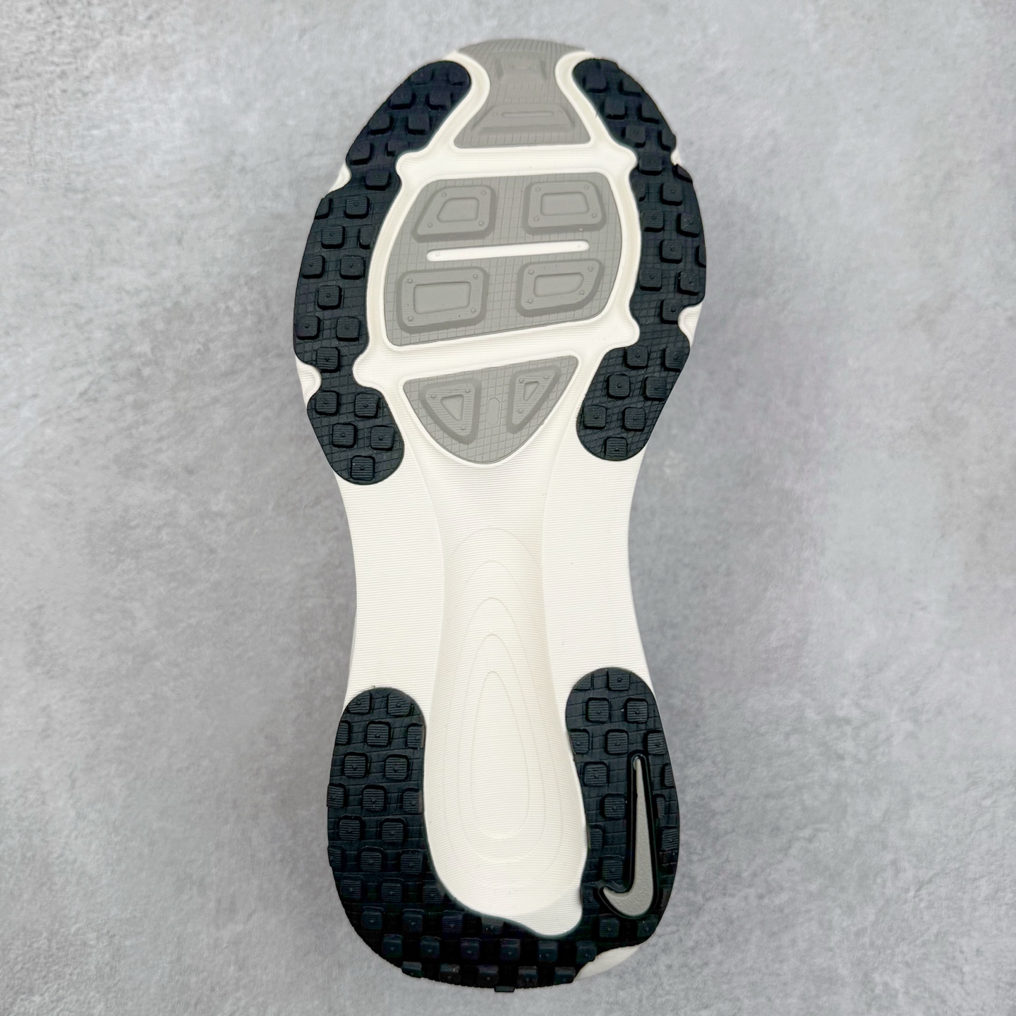 图片[9]-＃纯原福利 NK Air Zoom Vomero 18 轻便舒适公路跑步鞋 质感柔软 弹力充沛 助力一路畅跑 乐享不停 厚实泡绵缔造舒适的回弹效果 铸就出色跑步表现 该鞋款轻盈透气 带你步入舒适新境界 疾速刺激感和非凡舒适脚感交织 定能让跑者在迈步间找到渴望已久的跑步乐趣 自如掌控跑步节奏、配速和里程 足底缓震配置赋予双足柔软舒适感受 助你一路畅跑 缓震设计 在双足触地时有助提供舒适脚感 搭载性能出众的 ZoomX 和 Cushlon 泡绵 营造柔软舒适脚感 助你稳稳迈步 基于跑者反馈 简化中底设计 带来出色舒适感 尺码：36 36.5 37.5 38 38.5 39 40 40.5 41 42 42.5 43 44 44.5 45-选品中心