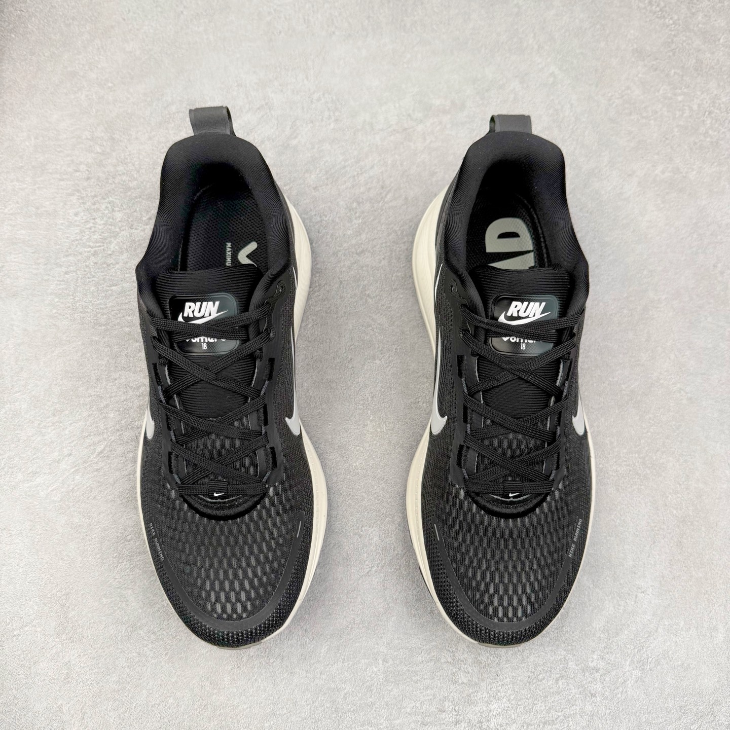 图片[2]-＃纯原福利 NK Air Zoom Vomero 18 轻便舒适公路跑步鞋 质感柔软 弹力充沛 助力一路畅跑 乐享不停 厚实泡绵缔造舒适的回弹效果 铸就出色跑步表现 该鞋款轻盈透气 带你步入舒适新境界 疾速刺激感和非凡舒适脚感交织 定能让跑者在迈步间找到渴望已久的跑步乐趣 自如掌控跑步节奏、配速和里程 足底缓震配置赋予双足柔软舒适感受 助你一路畅跑 缓震设计 在双足触地时有助提供舒适脚感 搭载性能出众的 ZoomX 和 Cushlon 泡绵 营造柔软舒适脚感 助你稳稳迈步 基于跑者反馈 简化中底设计 带来出色舒适感 尺码：36 36.5 37.5 38 38.5 39 40 40.5 41 42 42.5 43 44 44.5 45-选品中心