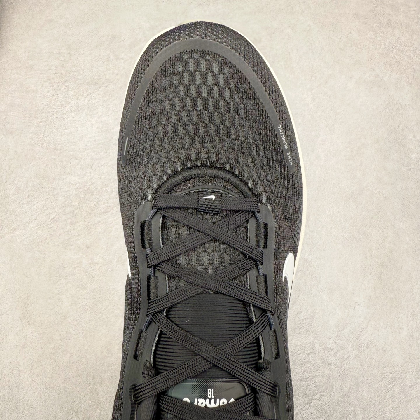 图片[4]-＃纯原福利 NK Air Zoom Vomero 18 轻便舒适公路跑步鞋 质感柔软 弹力充沛 助力一路畅跑 乐享不停 厚实泡绵缔造舒适的回弹效果 铸就出色跑步表现 该鞋款轻盈透气 带你步入舒适新境界 疾速刺激感和非凡舒适脚感交织 定能让跑者在迈步间找到渴望已久的跑步乐趣 自如掌控跑步节奏、配速和里程 足底缓震配置赋予双足柔软舒适感受 助你一路畅跑 缓震设计 在双足触地时有助提供舒适脚感 搭载性能出众的 ZoomX 和 Cushlon 泡绵 营造柔软舒适脚感 助你稳稳迈步 基于跑者反馈 简化中底设计 带来出色舒适感 尺码：36 36.5 37.5 38 38.5 39 40 40.5 41 42 42.5 43 44 44.5 45-选品中心