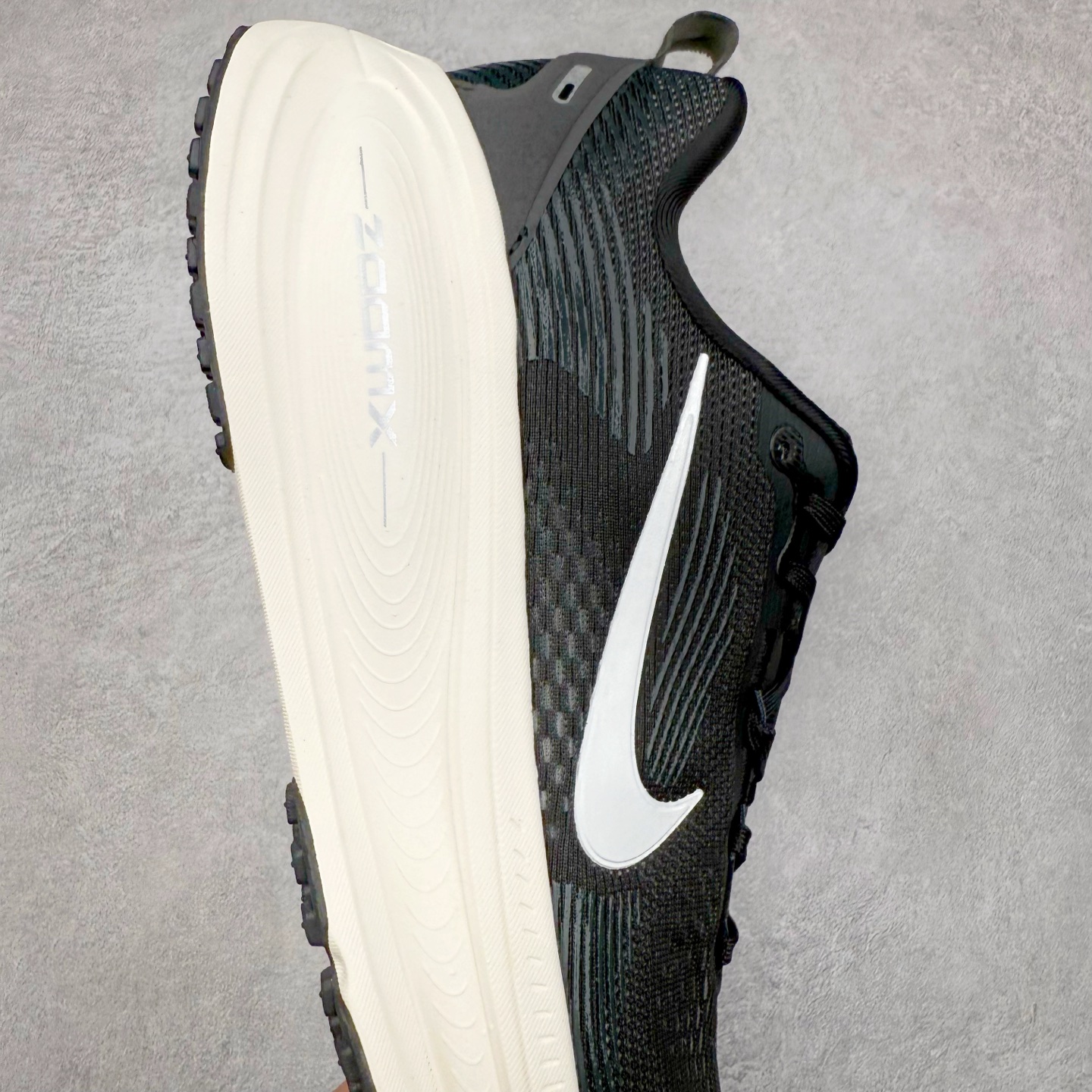 图片[6]-＃纯原福利 NK Air Zoom Vomero 18 轻便舒适公路跑步鞋 质感柔软 弹力充沛 助力一路畅跑 乐享不停 厚实泡绵缔造舒适的回弹效果 铸就出色跑步表现 该鞋款轻盈透气 带你步入舒适新境界 疾速刺激感和非凡舒适脚感交织 定能让跑者在迈步间找到渴望已久的跑步乐趣 自如掌控跑步节奏、配速和里程 足底缓震配置赋予双足柔软舒适感受 助你一路畅跑 缓震设计 在双足触地时有助提供舒适脚感 搭载性能出众的 ZoomX 和 Cushlon 泡绵 营造柔软舒适脚感 助你稳稳迈步 基于跑者反馈 简化中底设计 带来出色舒适感 尺码：36 36.5 37.5 38 38.5 39 40 40.5 41 42 42.5 43 44 44.5 45-选品中心