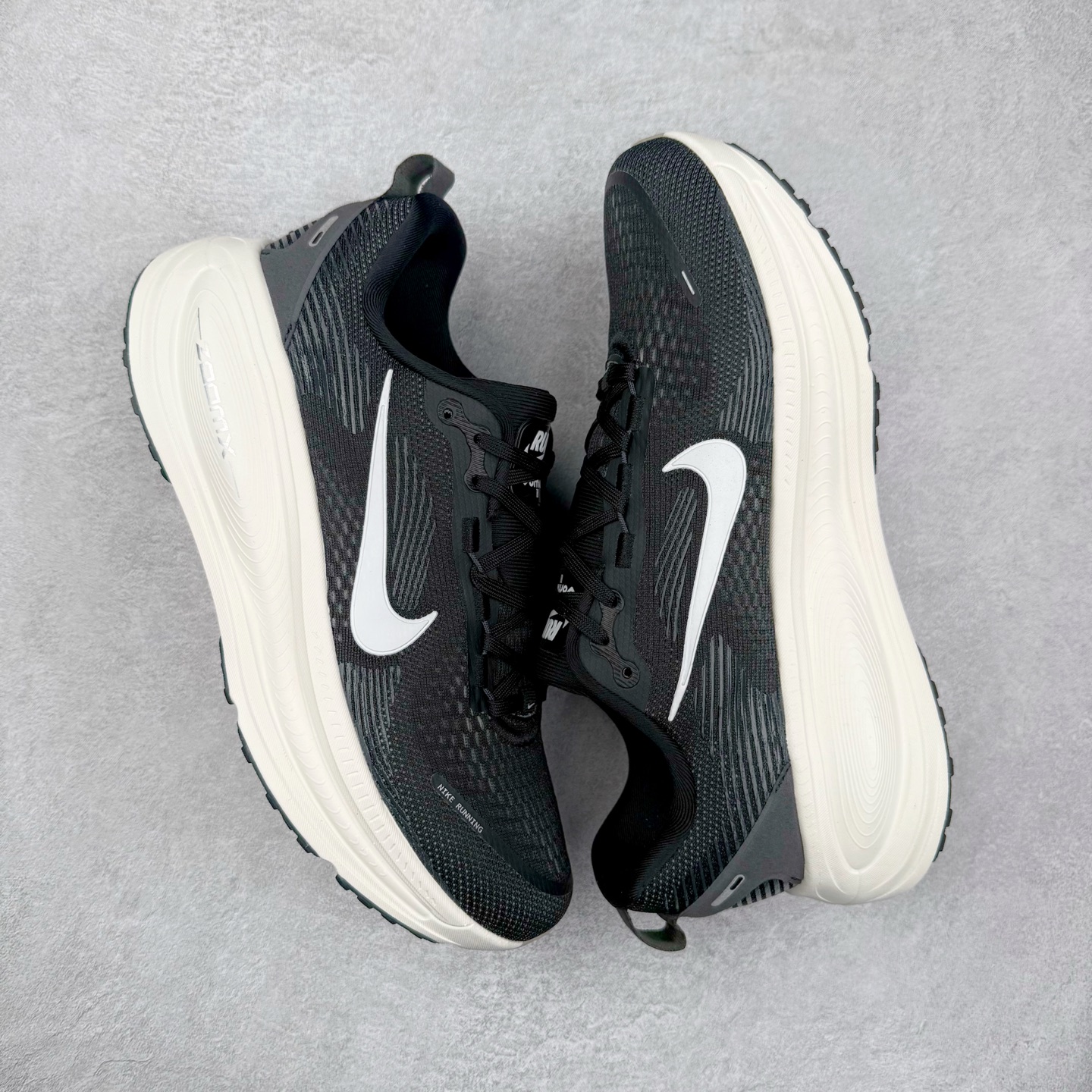 图片[3]-＃纯原福利 NK Air Zoom Vomero 18 轻便舒适公路跑步鞋 质感柔软 弹力充沛 助力一路畅跑 乐享不停 厚实泡绵缔造舒适的回弹效果 铸就出色跑步表现 该鞋款轻盈透气 带你步入舒适新境界 疾速刺激感和非凡舒适脚感交织 定能让跑者在迈步间找到渴望已久的跑步乐趣 自如掌控跑步节奏、配速和里程 足底缓震配置赋予双足柔软舒适感受 助你一路畅跑 缓震设计 在双足触地时有助提供舒适脚感 搭载性能出众的 ZoomX 和 Cushlon 泡绵 营造柔软舒适脚感 助你稳稳迈步 基于跑者反馈 简化中底设计 带来出色舒适感 尺码：36 36.5 37.5 38 38.5 39 40 40.5 41 42 42.5 43 44 44.5 45-选品中心