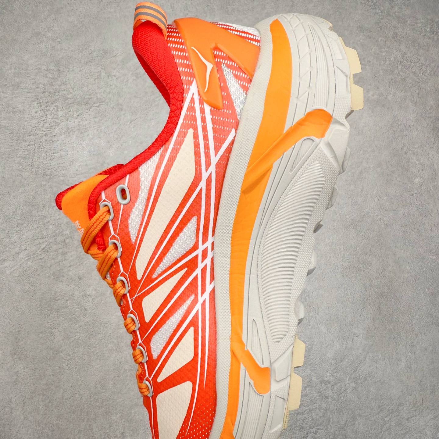 图片[7]-HOKA ONE ONE Mafate Speed 2 Low 玛法特2代系列低帮轻量户外越野休闲运动慢跑鞋 HOKA ONE ONE 最近推出了一个胶囊系列 Origin Story 这个系列里的 Mafate Speed 2 可以说让我日思夜想有一阵子了 最近终于拔草 让我来分享一下这双也是上脚赞到爆的越野跑鞋吧 以阿尔卑斯山脉作为主题将亮黄色与蓝色调覆盖在这经典轮廓之上 配色的呈现效果相当亮眼 以至于很多人买这个配色是用来日常搭配的 鞋面采用超轻的无缝架构 轻薄的TPU贴在透气的鞋面材料上 减轻重量同时也保证了支撑性 鞋底则采用滚动平衡技术 引导跑者回归自然步态 祖传的神奇EVA材质中底依旧是一如既往地表现优秀 能提供充足的缓震 作为HOKA家的越野跑鞋 VIBRAM 橡胶大底也是必不可少的 即便在复杂湿滑的地形 依旧能有良好的抓地力及稳定性 鞋带采用了弹性不易松脱的扁宽弹性鞋带 前掌与中掌部分也进行了加宽 也更加适合亚洲人的脚型 是一款十分全面且足够强悍的户外硬核越野鞋 而这双极其亮眼的越野跑鞋恰好又是在江山一百中参赛的UTMB冠军 Ludovic POMMERET 夺冠时穿着的战靴 这就让它变得更加有吸引力了 用来日常搭配的话短裤是基本不挑 长裤我个人推荐阔腿裤 工装裤以及各种长筒牛仔裤都可以 尺码：36 36.5 37.5 38 38.5 39 40 40.5 41 42 42.5 43 44 44.5 45-选品中心