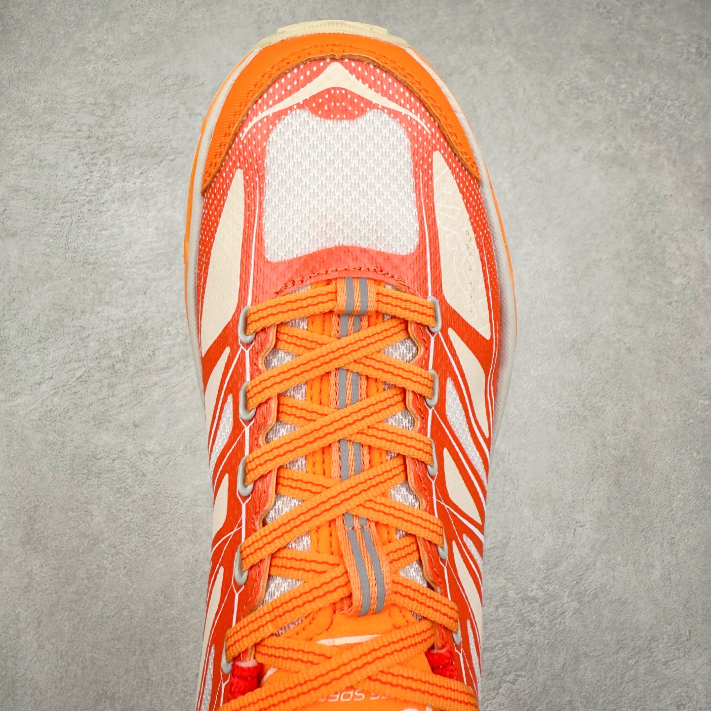 图片[4]-HOKA ONE ONE Mafate Speed 2 Low 玛法特2代系列低帮轻量户外越野休闲运动慢跑鞋 HOKA ONE ONE 最近推出了一个胶囊系列 Origin Story 这个系列里的 Mafate Speed 2 可以说让我日思夜想有一阵子了 最近终于拔草 让我来分享一下这双也是上脚赞到爆的越野跑鞋吧 以阿尔卑斯山脉作为主题将亮黄色与蓝色调覆盖在这经典轮廓之上 配色的呈现效果相当亮眼 以至于很多人买这个配色是用来日常搭配的 鞋面采用超轻的无缝架构 轻薄的TPU贴在透气的鞋面材料上 减轻重量同时也保证了支撑性 鞋底则采用滚动平衡技术 引导跑者回归自然步态 祖传的神奇EVA材质中底依旧是一如既往地表现优秀 能提供充足的缓震 作为HOKA家的越野跑鞋 VIBRAM 橡胶大底也是必不可少的 即便在复杂湿滑的地形 依旧能有良好的抓地力及稳定性 鞋带采用了弹性不易松脱的扁宽弹性鞋带 前掌与中掌部分也进行了加宽 也更加适合亚洲人的脚型 是一款十分全面且足够强悍的户外硬核越野鞋 而这双极其亮眼的越野跑鞋恰好又是在江山一百中参赛的UTMB冠军 Ludovic POMMERET 夺冠时穿着的战靴 这就让它变得更加有吸引力了 用来日常搭配的话短裤是基本不挑 长裤我个人推荐阔腿裤 工装裤以及各种长筒牛仔裤都可以 尺码：36 36.5 37.5 38 38.5 39 40 40.5 41 42 42.5 43 44 44.5 45-选品中心