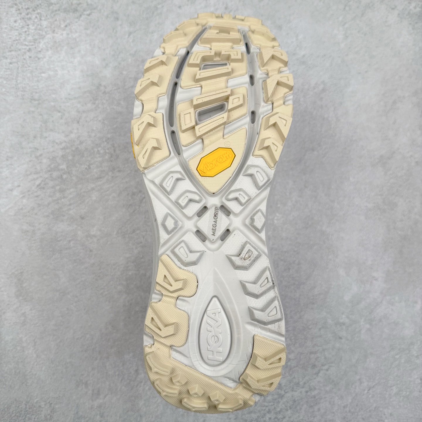 图片[9]-HOKA ONE ONE Mafate Speed 2 Low 玛法特2代系列低帮轻量户外越野休闲运动慢跑鞋 HOKA ONE ONE 最近推出了一个胶囊系列 Origin Story 这个系列里的 Mafate Speed 2 可以说让我日思夜想有一阵子了 最近终于拔草 让我来分享一下这双也是上脚赞到爆的越野跑鞋吧 以阿尔卑斯山脉作为主题将亮黄色与蓝色调覆盖在这经典轮廓之上 配色的呈现效果相当亮眼 以至于很多人买这个配色是用来日常搭配的 鞋面采用超轻的无缝架构 轻薄的TPU贴在透气的鞋面材料上 减轻重量同时也保证了支撑性 鞋底则采用滚动平衡技术 引导跑者回归自然步态 祖传的神奇EVA材质中底依旧是一如既往地表现优秀 能提供充足的缓震 作为HOKA家的越野跑鞋 VIBRAM 橡胶大底也是必不可少的 即便在复杂湿滑的地形 依旧能有良好的抓地力及稳定性 鞋带采用了弹性不易松脱的扁宽弹性鞋带 前掌与中掌部分也进行了加宽 也更加适合亚洲人的脚型 是一款十分全面且足够强悍的户外硬核越野鞋 而这双极其亮眼的越野跑鞋恰好又是在江山一百中参赛的UTMB冠军 Ludovic POMMERET 夺冠时穿着的战靴 这就让它变得更加有吸引力了 用来日常搭配的话短裤是基本不挑 长裤我个人推荐阔腿裤 工装裤以及各种长筒牛仔裤都可以 尺码：36 36.5 37.5 38 38.5 39 40 40.5 41 42 42.5 43 44 44.5 45-选品中心