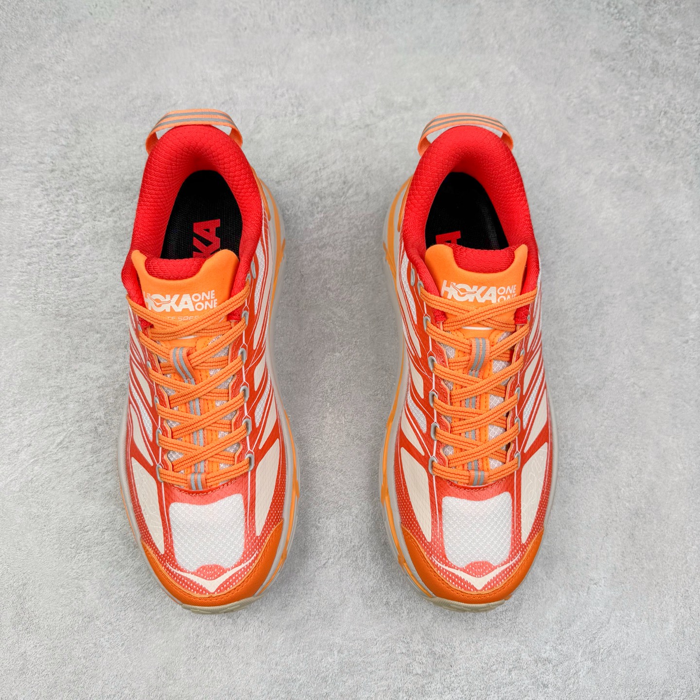 图片[2]-HOKA ONE ONE Mafate Speed 2 Low 玛法特2代系列低帮轻量户外越野休闲运动慢跑鞋 HOKA ONE ONE 最近推出了一个胶囊系列 Origin Story 这个系列里的 Mafate Speed 2 可以说让我日思夜想有一阵子了 最近终于拔草 让我来分享一下这双也是上脚赞到爆的越野跑鞋吧 以阿尔卑斯山脉作为主题将亮黄色与蓝色调覆盖在这经典轮廓之上 配色的呈现效果相当亮眼 以至于很多人买这个配色是用来日常搭配的 鞋面采用超轻的无缝架构 轻薄的TPU贴在透气的鞋面材料上 减轻重量同时也保证了支撑性 鞋底则采用滚动平衡技术 引导跑者回归自然步态 祖传的神奇EVA材质中底依旧是一如既往地表现优秀 能提供充足的缓震 作为HOKA家的越野跑鞋 VIBRAM 橡胶大底也是必不可少的 即便在复杂湿滑的地形 依旧能有良好的抓地力及稳定性 鞋带采用了弹性不易松脱的扁宽弹性鞋带 前掌与中掌部分也进行了加宽 也更加适合亚洲人的脚型 是一款十分全面且足够强悍的户外硬核越野鞋 而这双极其亮眼的越野跑鞋恰好又是在江山一百中参赛的UTMB冠军 Ludovic POMMERET 夺冠时穿着的战靴 这就让它变得更加有吸引力了 用来日常搭配的话短裤是基本不挑 长裤我个人推荐阔腿裤 工装裤以及各种长筒牛仔裤都可以 尺码：36 36.5 37.5 38 38.5 39 40 40.5 41 42 42.5 43 44 44.5 45-选品中心