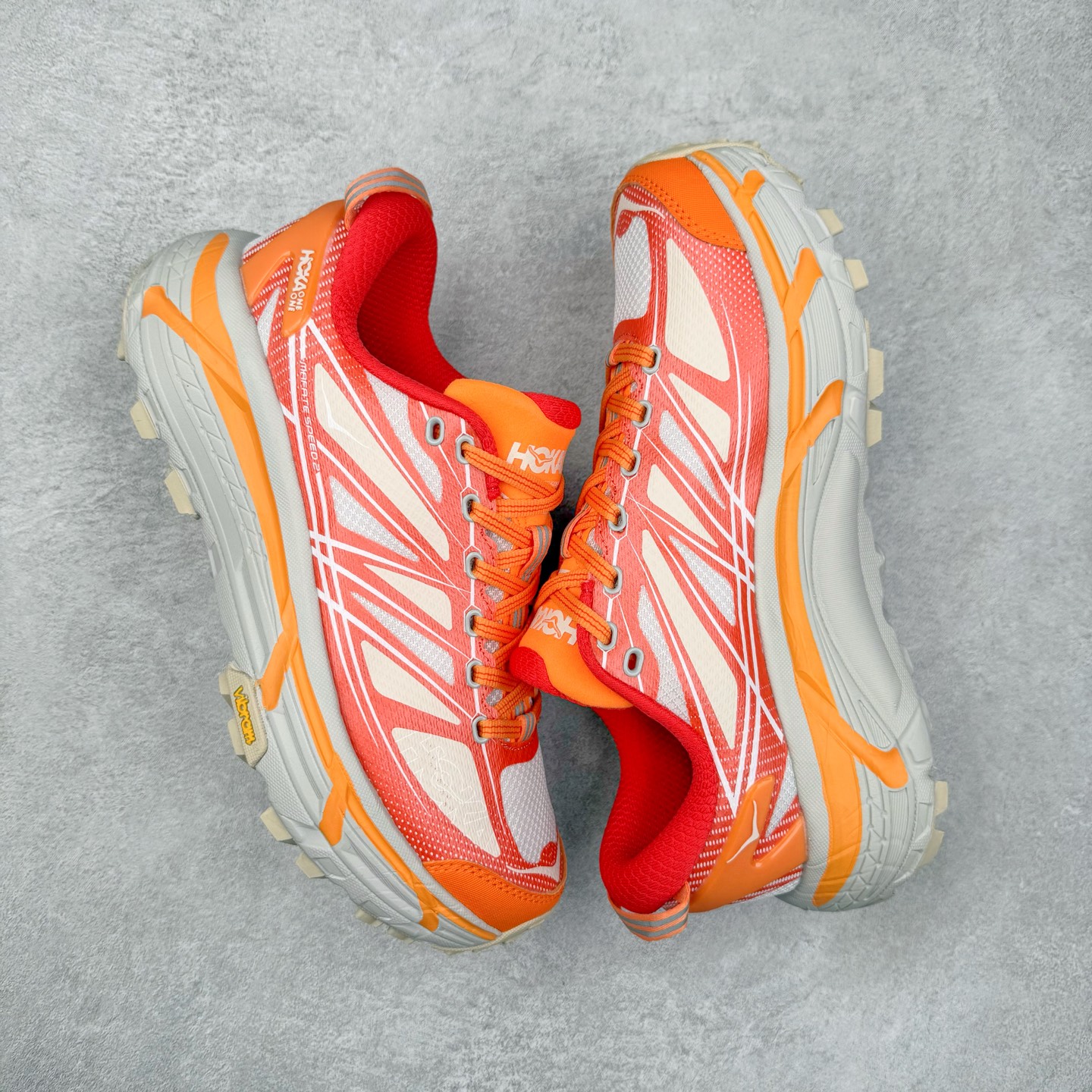 图片[3]-HOKA ONE ONE Mafate Speed 2 Low 玛法特2代系列低帮轻量户外越野休闲运动慢跑鞋 HOKA ONE ONE 最近推出了一个胶囊系列 Origin Story 这个系列里的 Mafate Speed 2 可以说让我日思夜想有一阵子了 最近终于拔草 让我来分享一下这双也是上脚赞到爆的越野跑鞋吧 以阿尔卑斯山脉作为主题将亮黄色与蓝色调覆盖在这经典轮廓之上 配色的呈现效果相当亮眼 以至于很多人买这个配色是用来日常搭配的 鞋面采用超轻的无缝架构 轻薄的TPU贴在透气的鞋面材料上 减轻重量同时也保证了支撑性 鞋底则采用滚动平衡技术 引导跑者回归自然步态 祖传的神奇EVA材质中底依旧是一如既往地表现优秀 能提供充足的缓震 作为HOKA家的越野跑鞋 VIBRAM 橡胶大底也是必不可少的 即便在复杂湿滑的地形 依旧能有良好的抓地力及稳定性 鞋带采用了弹性不易松脱的扁宽弹性鞋带 前掌与中掌部分也进行了加宽 也更加适合亚洲人的脚型 是一款十分全面且足够强悍的户外硬核越野鞋 而这双极其亮眼的越野跑鞋恰好又是在江山一百中参赛的UTMB冠军 Ludovic POMMERET 夺冠时穿着的战靴 这就让它变得更加有吸引力了 用来日常搭配的话短裤是基本不挑 长裤我个人推荐阔腿裤 工装裤以及各种长筒牛仔裤都可以 尺码：36 36.5 37.5 38 38.5 39 40 40.5 41 42 42.5 43 44 44.5 45-选品中心