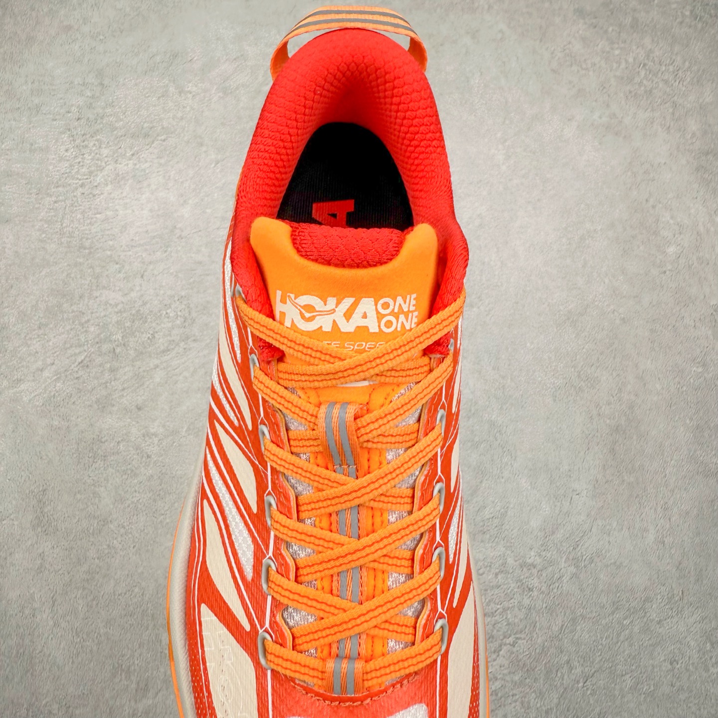 图片[5]-HOKA ONE ONE Mafate Speed 2 Low 玛法特2代系列低帮轻量户外越野休闲运动慢跑鞋 HOKA ONE ONE 最近推出了一个胶囊系列 Origin Story 这个系列里的 Mafate Speed 2 可以说让我日思夜想有一阵子了 最近终于拔草 让我来分享一下这双也是上脚赞到爆的越野跑鞋吧 以阿尔卑斯山脉作为主题将亮黄色与蓝色调覆盖在这经典轮廓之上 配色的呈现效果相当亮眼 以至于很多人买这个配色是用来日常搭配的 鞋面采用超轻的无缝架构 轻薄的TPU贴在透气的鞋面材料上 减轻重量同时也保证了支撑性 鞋底则采用滚动平衡技术 引导跑者回归自然步态 祖传的神奇EVA材质中底依旧是一如既往地表现优秀 能提供充足的缓震 作为HOKA家的越野跑鞋 VIBRAM 橡胶大底也是必不可少的 即便在复杂湿滑的地形 依旧能有良好的抓地力及稳定性 鞋带采用了弹性不易松脱的扁宽弹性鞋带 前掌与中掌部分也进行了加宽 也更加适合亚洲人的脚型 是一款十分全面且足够强悍的户外硬核越野鞋 而这双极其亮眼的越野跑鞋恰好又是在江山一百中参赛的UTMB冠军 Ludovic POMMERET 夺冠时穿着的战靴 这就让它变得更加有吸引力了 用来日常搭配的话短裤是基本不挑 长裤我个人推荐阔腿裤 工装裤以及各种长筒牛仔裤都可以 尺码：36 36.5 37.5 38 38.5 39 40 40.5 41 42 42.5 43 44 44.5 45-选品中心