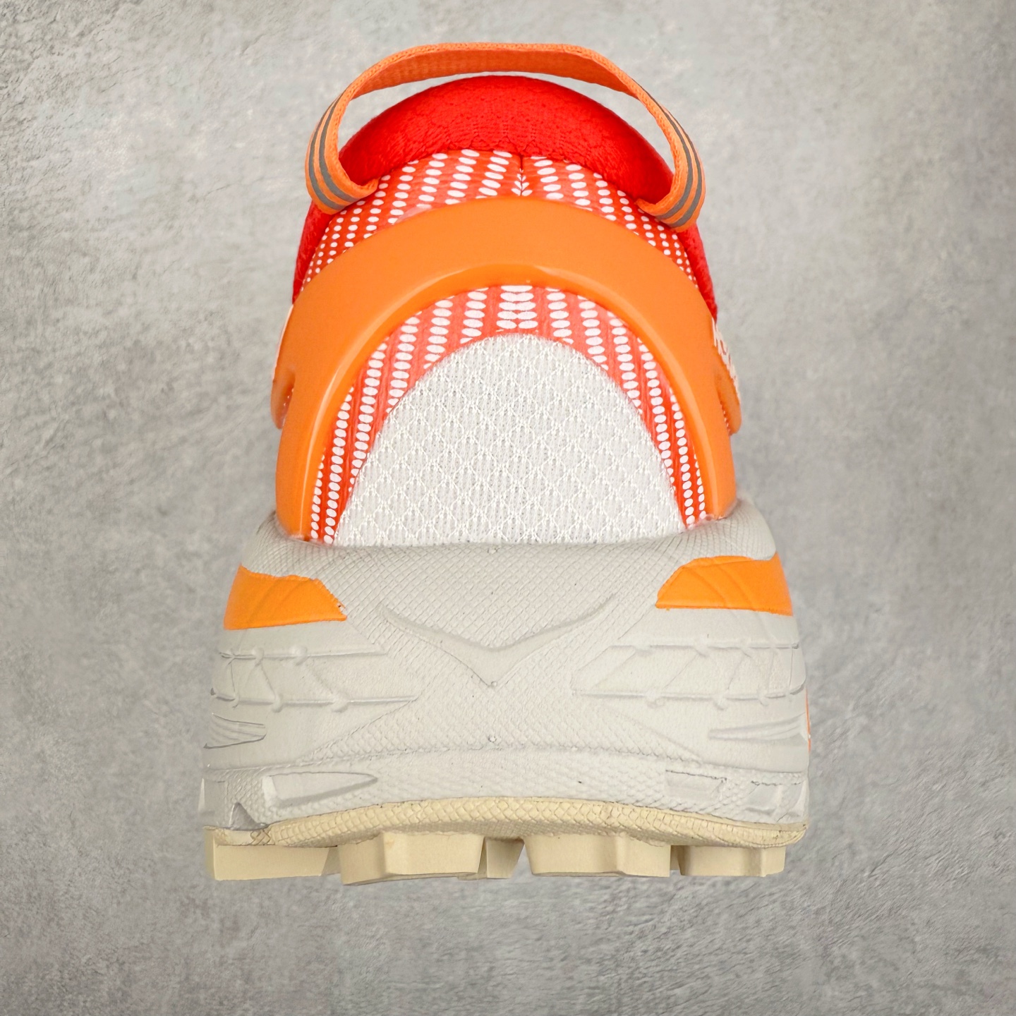 图片[8]-HOKA ONE ONE Mafate Speed 2 Low 玛法特2代系列低帮轻量户外越野休闲运动慢跑鞋 HOKA ONE ONE 最近推出了一个胶囊系列 Origin Story 这个系列里的 Mafate Speed 2 可以说让我日思夜想有一阵子了 最近终于拔草 让我来分享一下这双也是上脚赞到爆的越野跑鞋吧 以阿尔卑斯山脉作为主题将亮黄色与蓝色调覆盖在这经典轮廓之上 配色的呈现效果相当亮眼 以至于很多人买这个配色是用来日常搭配的 鞋面采用超轻的无缝架构 轻薄的TPU贴在透气的鞋面材料上 减轻重量同时也保证了支撑性 鞋底则采用滚动平衡技术 引导跑者回归自然步态 祖传的神奇EVA材质中底依旧是一如既往地表现优秀 能提供充足的缓震 作为HOKA家的越野跑鞋 VIBRAM 橡胶大底也是必不可少的 即便在复杂湿滑的地形 依旧能有良好的抓地力及稳定性 鞋带采用了弹性不易松脱的扁宽弹性鞋带 前掌与中掌部分也进行了加宽 也更加适合亚洲人的脚型 是一款十分全面且足够强悍的户外硬核越野鞋 而这双极其亮眼的越野跑鞋恰好又是在江山一百中参赛的UTMB冠军 Ludovic POMMERET 夺冠时穿着的战靴 这就让它变得更加有吸引力了 用来日常搭配的话短裤是基本不挑 长裤我个人推荐阔腿裤 工装裤以及各种长筒牛仔裤都可以 尺码：36 36.5 37.5 38 38.5 39 40 40.5 41 42 42.5 43 44 44.5 45-选品中心