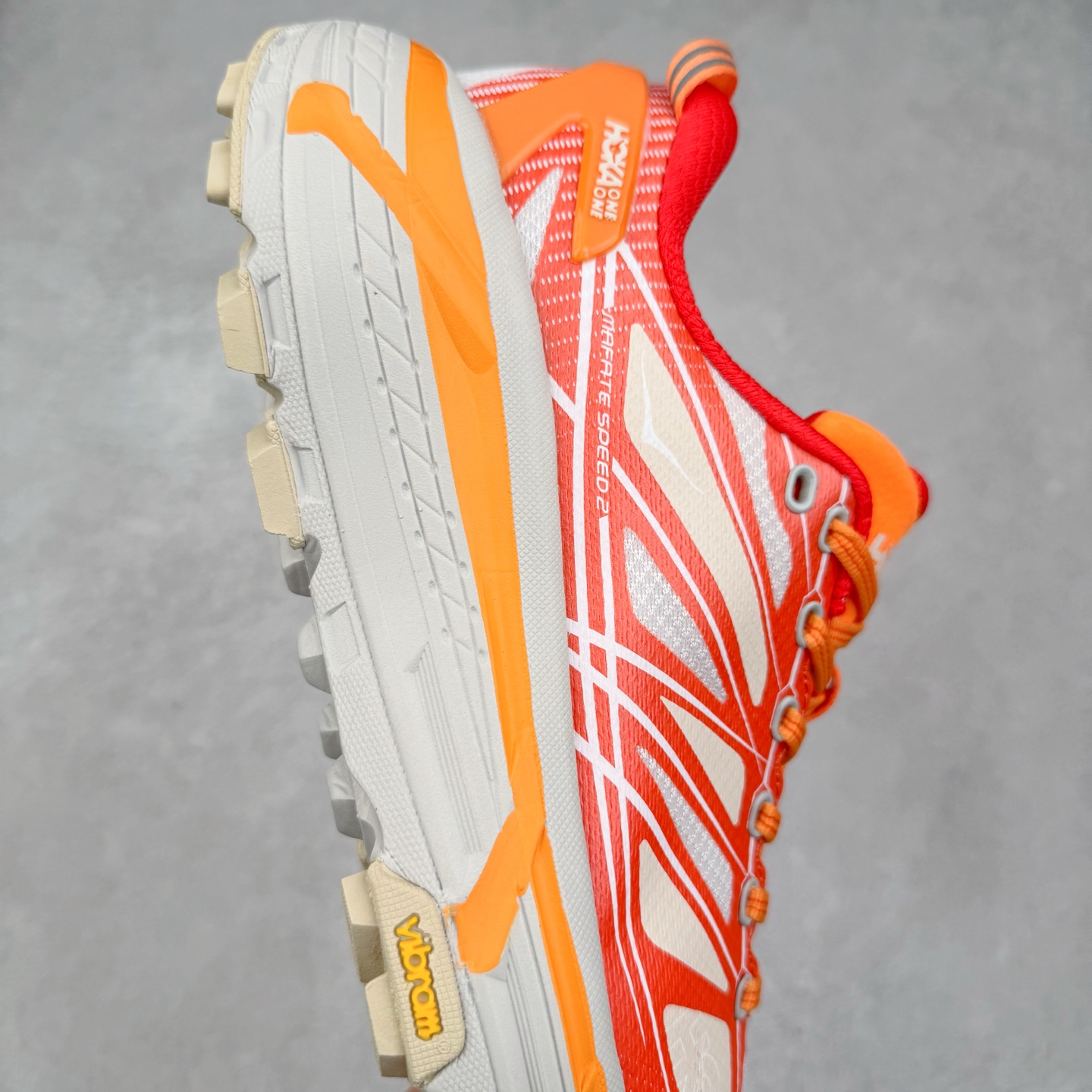 图片[6]-HOKA ONE ONE Mafate Speed 2 Low 玛法特2代系列低帮轻量户外越野休闲运动慢跑鞋 HOKA ONE ONE 最近推出了一个胶囊系列 Origin Story 这个系列里的 Mafate Speed 2 可以说让我日思夜想有一阵子了 最近终于拔草 让我来分享一下这双也是上脚赞到爆的越野跑鞋吧 以阿尔卑斯山脉作为主题将亮黄色与蓝色调覆盖在这经典轮廓之上 配色的呈现效果相当亮眼 以至于很多人买这个配色是用来日常搭配的 鞋面采用超轻的无缝架构 轻薄的TPU贴在透气的鞋面材料上 减轻重量同时也保证了支撑性 鞋底则采用滚动平衡技术 引导跑者回归自然步态 祖传的神奇EVA材质中底依旧是一如既往地表现优秀 能提供充足的缓震 作为HOKA家的越野跑鞋 VIBRAM 橡胶大底也是必不可少的 即便在复杂湿滑的地形 依旧能有良好的抓地力及稳定性 鞋带采用了弹性不易松脱的扁宽弹性鞋带 前掌与中掌部分也进行了加宽 也更加适合亚洲人的脚型 是一款十分全面且足够强悍的户外硬核越野鞋 而这双极其亮眼的越野跑鞋恰好又是在江山一百中参赛的UTMB冠军 Ludovic POMMERET 夺冠时穿着的战靴 这就让它变得更加有吸引力了 用来日常搭配的话短裤是基本不挑 长裤我个人推荐阔腿裤 工装裤以及各种长筒牛仔裤都可以 尺码：36 36.5 37.5 38 38.5 39 40 40.5 41 42 42.5 43 44 44.5 45-选品中心