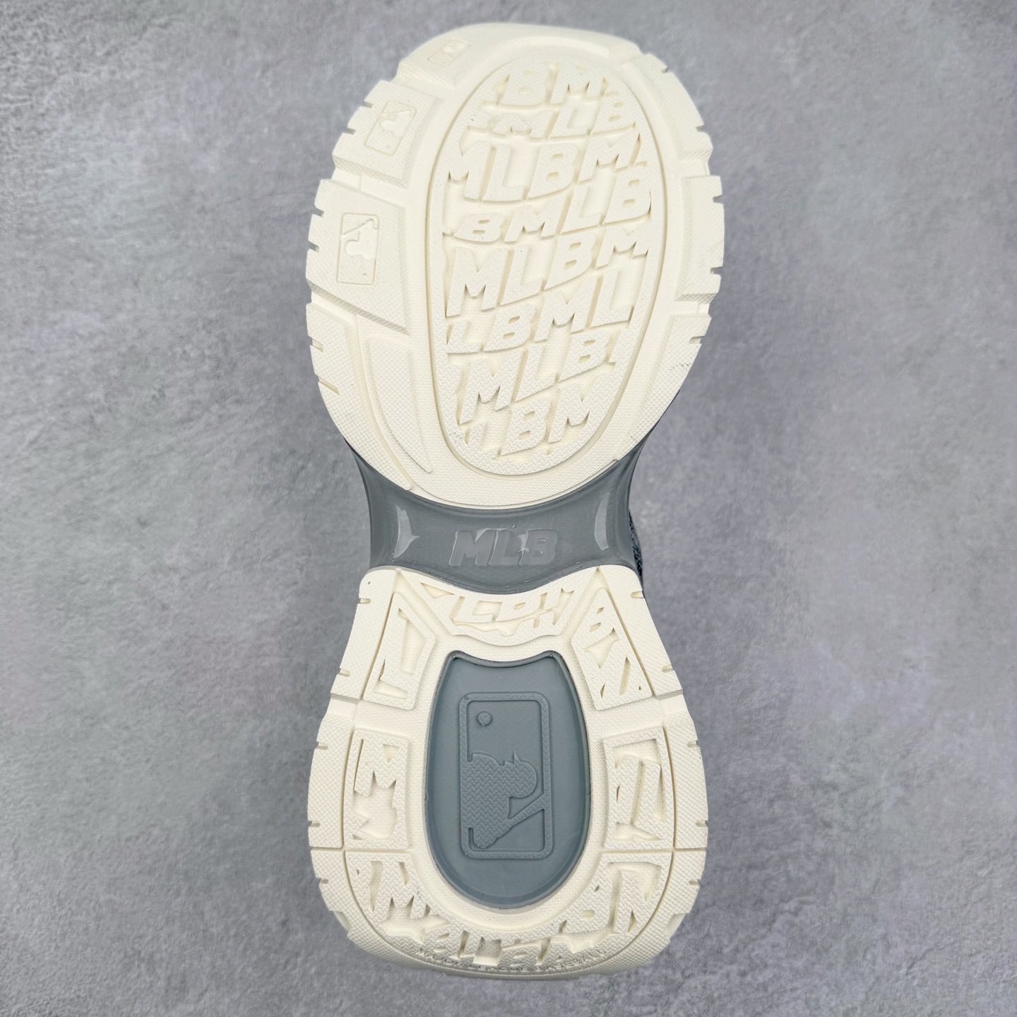 图片[9]-MLB 纽约洋基队 25SS潮流运动休闲纽约洋基队合成革潮流时尚舒适休闲运动风厚底增高 防滑耐磨低帮老爹鞋 男女同款 实拍调校N版已经零色差零失真 百分百还原实物色彩所见即所得 不存在货不对板色差等低级问题 选购参考实物拍摄 不混卖不参货 只用心做好货严格选品 承诺混一赔十 尺码：36 36.5 37.5 38 38.5 39 40 40.5 41 42 42.5 43 44 44.5 45-选品中心