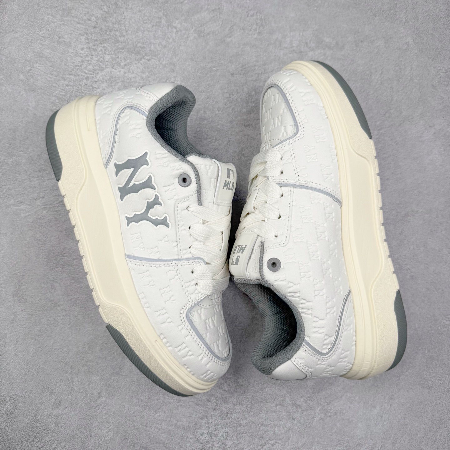 图片[3]-MLB Chunky Liner Basic 复古印花学长鞋系列低帮轻量增高厚底百搭休闲运动慢跑鞋板鞋 Korea韩国联名NY美国榄球纽约洋基队限定 韩国代购专供 全套原楦原纸板原厂数据开发 正确中底拉帮中底网布细节 平台代购专供 左脚内置芯片 韩国代购吊牌标贴 独家一比一RB+MD组合大底 高频后跟小人Logo精准对位立体饱满 正确网布加超迁鞋面 转印中底走线紧密 转印Logo工艺表层防刮不掉色 尺码：35 36 36.5 37.5 38 38.5 39 40 40.5 41 42 42.5 43 44 45-选品中心