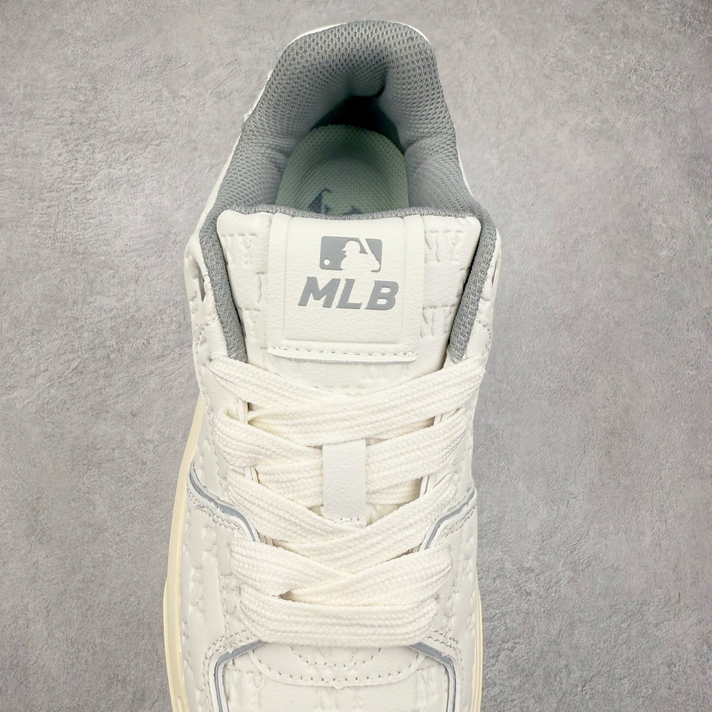 图片[5]-MLB Chunky Liner Basic 复古印花学长鞋系列低帮轻量增高厚底百搭休闲运动慢跑鞋板鞋 Korea韩国联名NY美国榄球纽约洋基队限定 韩国代购专供 全套原楦原纸板原厂数据开发 正确中底拉帮中底网布细节 平台代购专供 左脚内置芯片 韩国代购吊牌标贴 独家一比一RB+MD组合大底 高频后跟小人Logo精准对位立体饱满 正确网布加超迁鞋面 转印中底走线紧密 转印Logo工艺表层防刮不掉色 尺码：35 36 36.5 37.5 38 38.5 39 40 40.5 41 42 42.5 43 44 45-选品中心