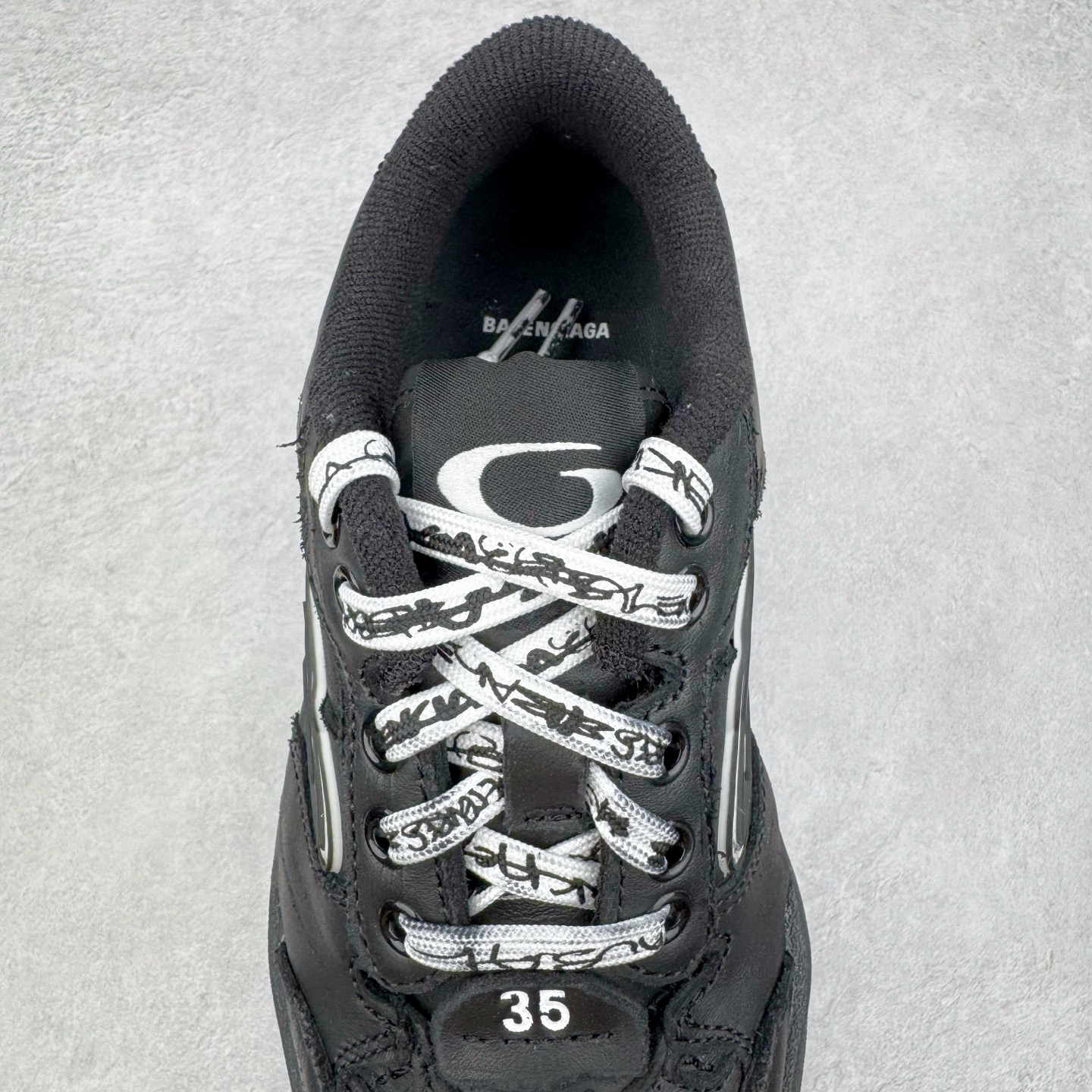 图片[5]-＃VG零售版 Balenciaga Hamptons Worn-Out 巴黎世家涤纶（聚酯纤维）牛皮革 圆头系带 低帮 生活休闲鞋板鞋 全套原纸板楦头开发 最原汁原味的灵魂版型 全鞋荧光划线卡点 胶水把控整洁度追求极致完美 每一双都是工艺品 多重QC质检 超越公司货的品控标准 实实在在的免检产品 原盒原配 正确字体电绣 粗细、位置、大小正确 侧边TPU 透气孔匹配意产原版 正确分离大底 TPU软底 原版一致大底LOGO 立体感十足 原厂皮料水洗做旧 采购原厂网纱 偏大一码 尺码：35 36 37 38 39 40 41 42 43 44 45 46-选品中心