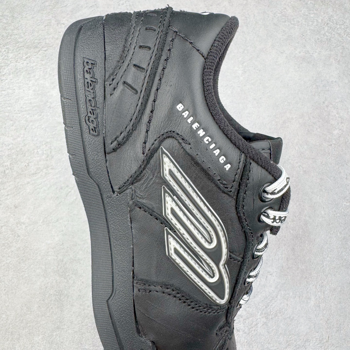 图片[6]-＃VG零售版 Balenciaga Hamptons Worn-Out 巴黎世家涤纶（聚酯纤维）牛皮革 圆头系带 低帮 生活休闲鞋板鞋 全套原纸板楦头开发 最原汁原味的灵魂版型 全鞋荧光划线卡点 胶水把控整洁度追求极致完美 每一双都是工艺品 多重QC质检 超越公司货的品控标准 实实在在的免检产品 原盒原配 正确字体电绣 粗细、位置、大小正确 侧边TPU 透气孔匹配意产原版 正确分离大底 TPU软底 原版一致大底LOGO 立体感十足 原厂皮料水洗做旧 采购原厂网纱 偏大一码 尺码：35 36 37 38 39 40 41 42 43 44 45 46-选品中心