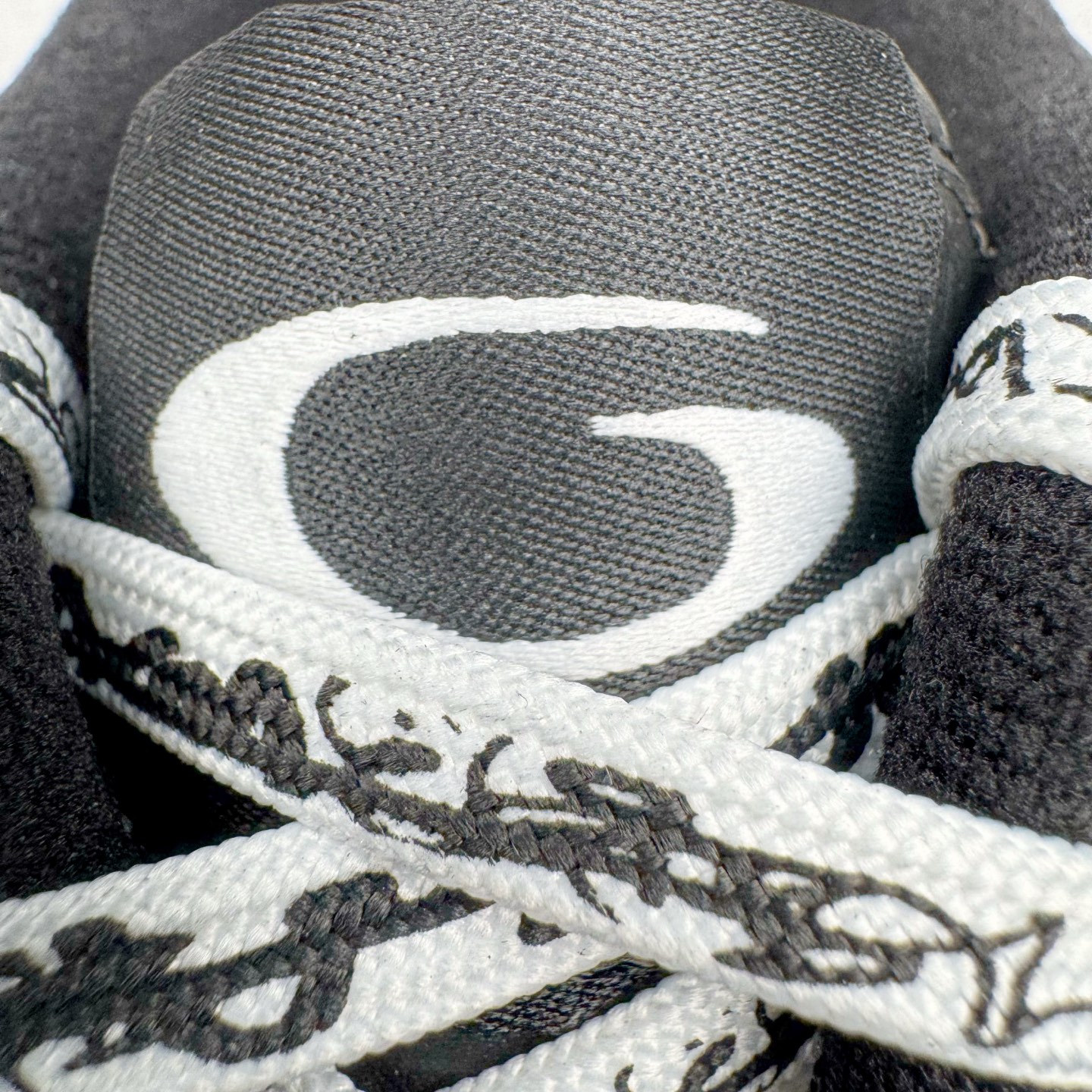 图片[14]-＃VG零售版 Balenciaga Hamptons Worn-Out 巴黎世家涤纶（聚酯纤维）牛皮革 圆头系带 低帮 生活休闲鞋板鞋 全套原纸板楦头开发 最原汁原味的灵魂版型 全鞋荧光划线卡点 胶水把控整洁度追求极致完美 每一双都是工艺品 多重QC质检 超越公司货的品控标准 实实在在的免检产品 原盒原配 正确字体电绣 粗细、位置、大小正确 侧边TPU 透气孔匹配意产原版 正确分离大底 TPU软底 原版一致大底LOGO 立体感十足 原厂皮料水洗做旧 采购原厂网纱 偏大一码 尺码：35 36 37 38 39 40 41 42 43 44 45 46-选品中心