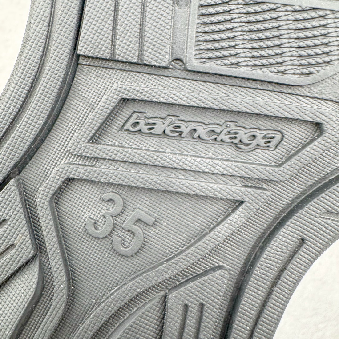 图片[11]-＃VG零售版 Balenciaga Hamptons Worn-Out 巴黎世家涤纶（聚酯纤维）牛皮革 圆头系带 低帮 生活休闲鞋板鞋 全套原纸板楦头开发 最原汁原味的灵魂版型 全鞋荧光划线卡点 胶水把控整洁度追求极致完美 每一双都是工艺品 多重QC质检 超越公司货的品控标准 实实在在的免检产品 原盒原配 正确字体电绣 粗细、位置、大小正确 侧边TPU 透气孔匹配意产原版 正确分离大底 TPU软底 原版一致大底LOGO 立体感十足 原厂皮料水洗做旧 采购原厂网纱 偏大一码 尺码：35 36 37 38 39 40 41 42 43 44 45 46-选品中心