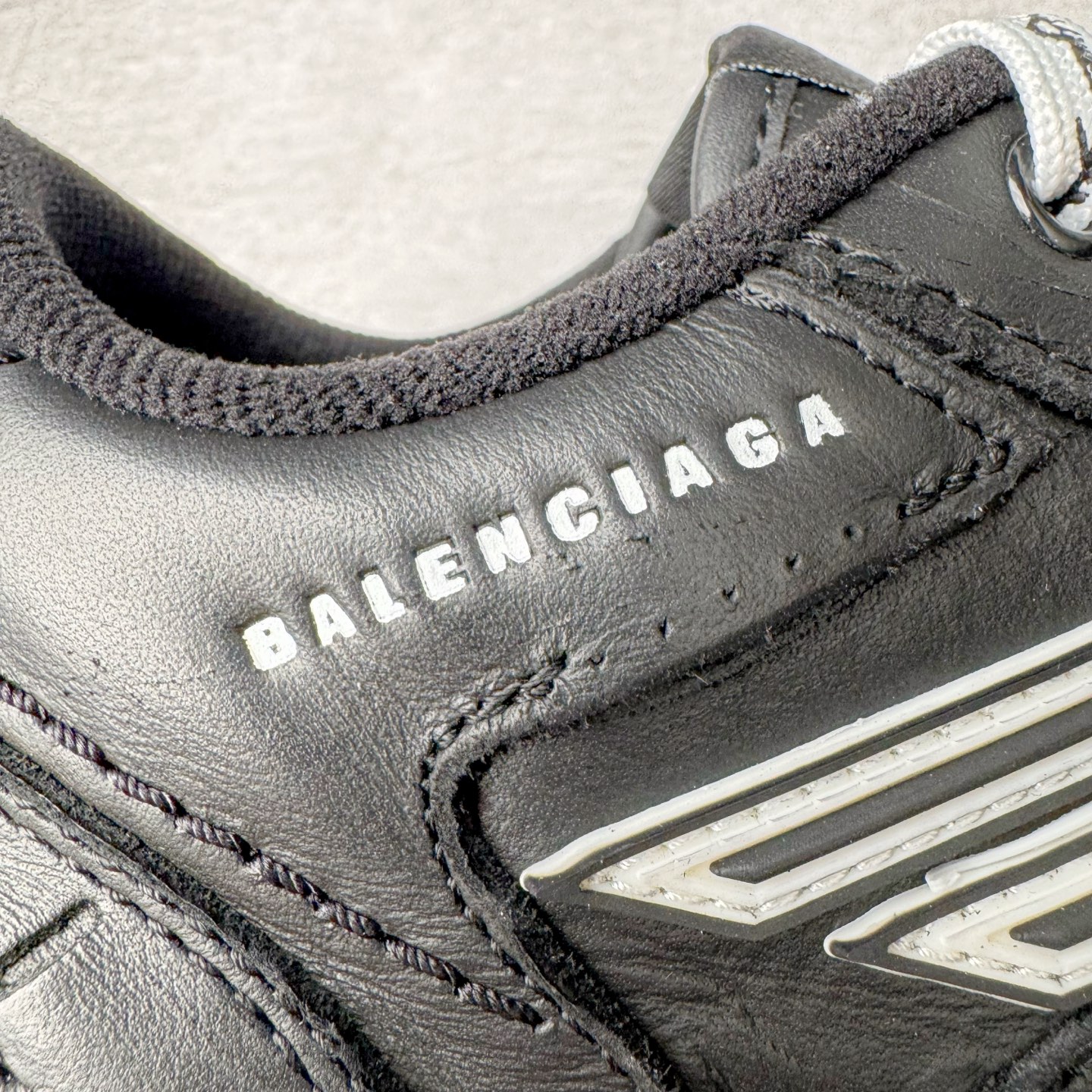 图片[18]-＃VG零售版 Balenciaga Hamptons Worn-Out 巴黎世家涤纶（聚酯纤维）牛皮革 圆头系带 低帮 生活休闲鞋板鞋 全套原纸板楦头开发 最原汁原味的灵魂版型 全鞋荧光划线卡点 胶水把控整洁度追求极致完美 每一双都是工艺品 多重QC质检 超越公司货的品控标准 实实在在的免检产品 原盒原配 正确字体电绣 粗细、位置、大小正确 侧边TPU 透气孔匹配意产原版 正确分离大底 TPU软底 原版一致大底LOGO 立体感十足 原厂皮料水洗做旧 采购原厂网纱 偏大一码 尺码：35 36 37 38 39 40 41 42 43 44 45 46-选品中心