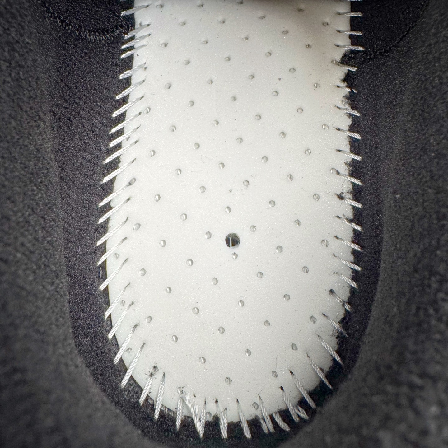 图片[10]-＃VG零售版 Balenciaga Hamptons Worn-Out 巴黎世家涤纶（聚酯纤维）牛皮革 圆头系带 低帮 生活休闲鞋板鞋 全套原纸板楦头开发 最原汁原味的灵魂版型 全鞋荧光划线卡点 胶水把控整洁度追求极致完美 每一双都是工艺品 多重QC质检 超越公司货的品控标准 实实在在的免检产品 原盒原配 正确字体电绣 粗细、位置、大小正确 侧边TPU 透气孔匹配意产原版 正确分离大底 TPU软底 原版一致大底LOGO 立体感十足 原厂皮料水洗做旧 采购原厂网纱 偏大一码 尺码：35 36 37 38 39 40 41 42 43 44 45 46-选品中心