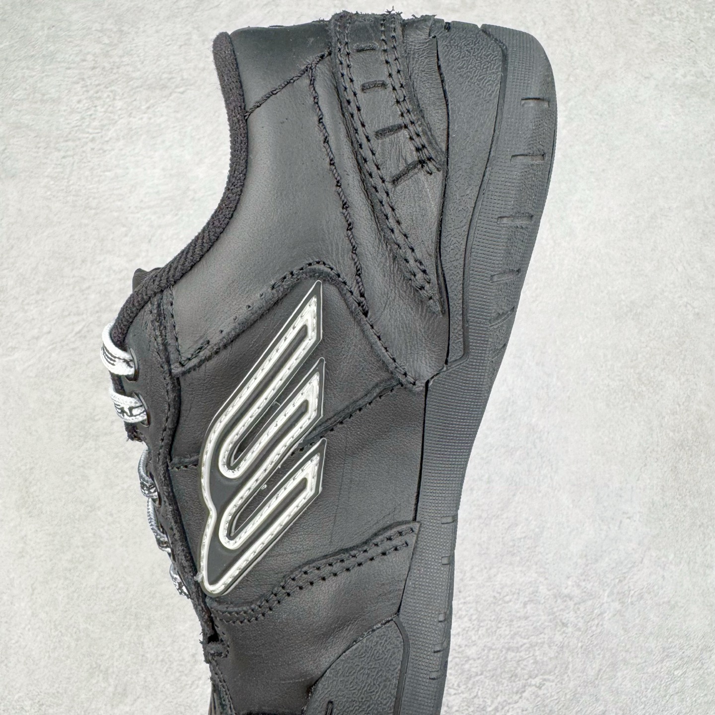 图片[7]-＃VG零售版 Balenciaga Hamptons Worn-Out 巴黎世家涤纶（聚酯纤维）牛皮革 圆头系带 低帮 生活休闲鞋板鞋 全套原纸板楦头开发 最原汁原味的灵魂版型 全鞋荧光划线卡点 胶水把控整洁度追求极致完美 每一双都是工艺品 多重QC质检 超越公司货的品控标准 实实在在的免检产品 原盒原配 正确字体电绣 粗细、位置、大小正确 侧边TPU 透气孔匹配意产原版 正确分离大底 TPU软底 原版一致大底LOGO 立体感十足 原厂皮料水洗做旧 采购原厂网纱 偏大一码 尺码：35 36 37 38 39 40 41 42 43 44 45 46-选品中心