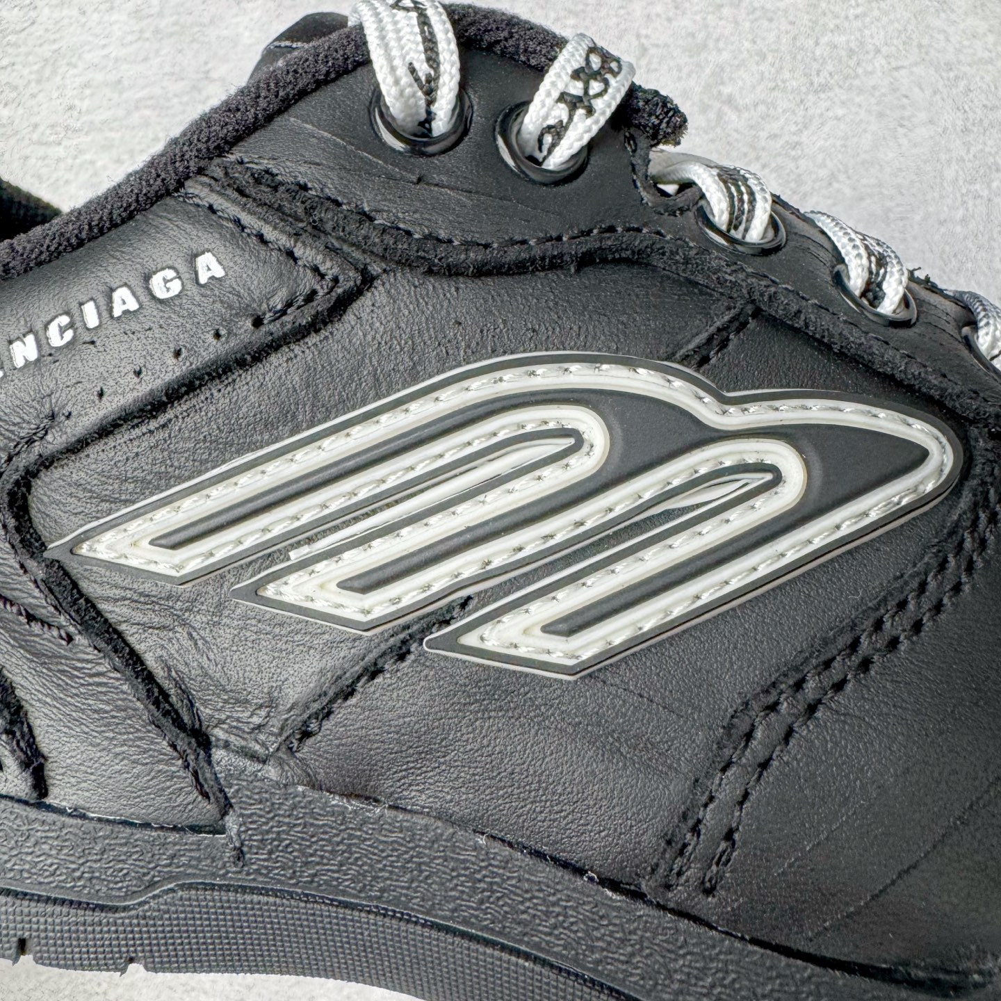 图片[19]-＃VG零售版 Balenciaga Hamptons Worn-Out 巴黎世家涤纶（聚酯纤维）牛皮革 圆头系带 低帮 生活休闲鞋板鞋 全套原纸板楦头开发 最原汁原味的灵魂版型 全鞋荧光划线卡点 胶水把控整洁度追求极致完美 每一双都是工艺品 多重QC质检 超越公司货的品控标准 实实在在的免检产品 原盒原配 正确字体电绣 粗细、位置、大小正确 侧边TPU 透气孔匹配意产原版 正确分离大底 TPU软底 原版一致大底LOGO 立体感十足 原厂皮料水洗做旧 采购原厂网纱 偏大一码 尺码：35 36 37 38 39 40 41 42 43 44 45 46-选品中心